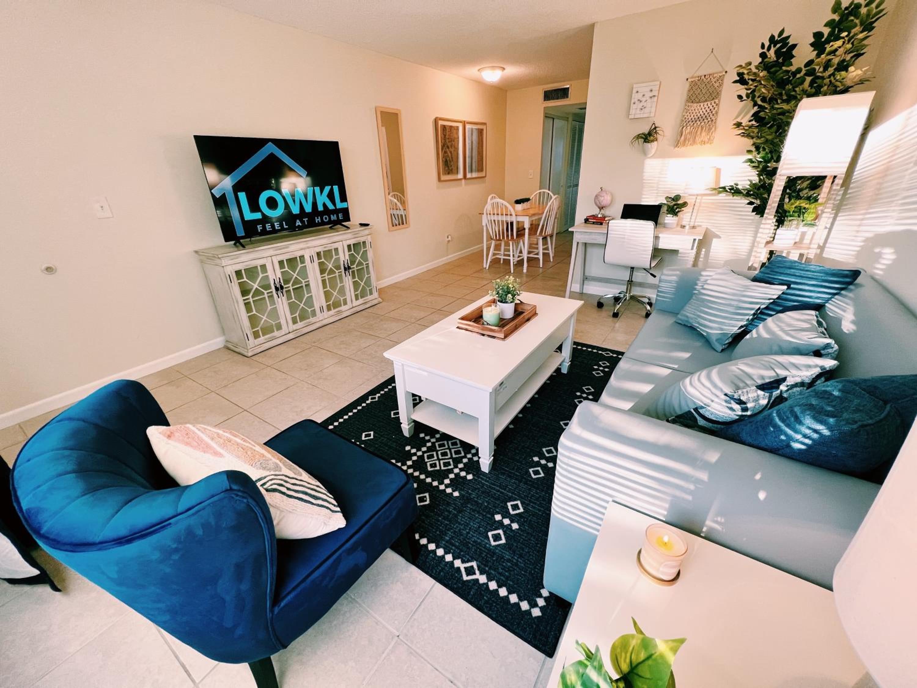 Premium Ground Floor One Bedroom King with Kitchen and Sofa Bed - Photo 5