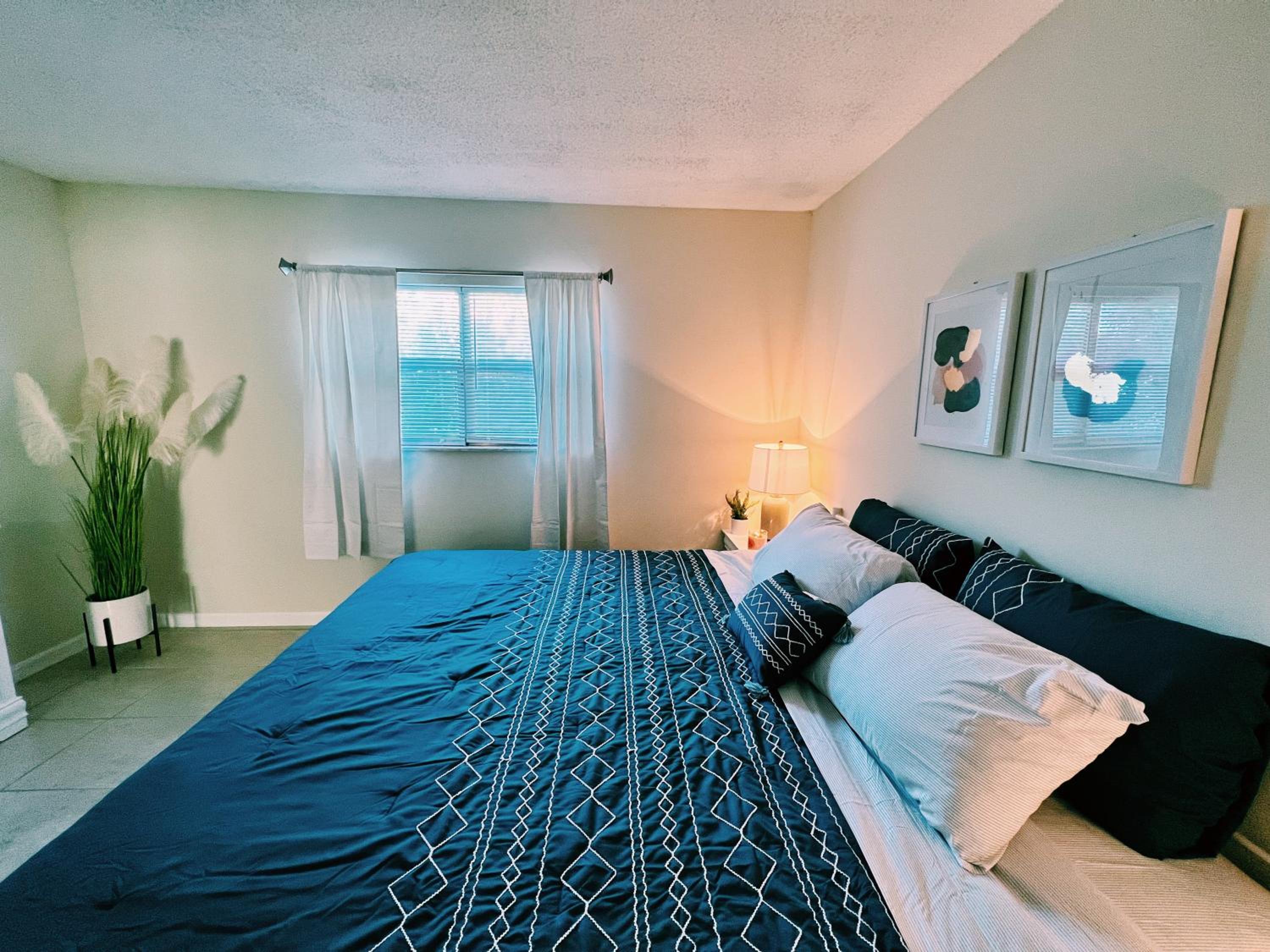 Premium Ground Floor One Bedroom King with Kitchen and Sofa Bed - Photo 17