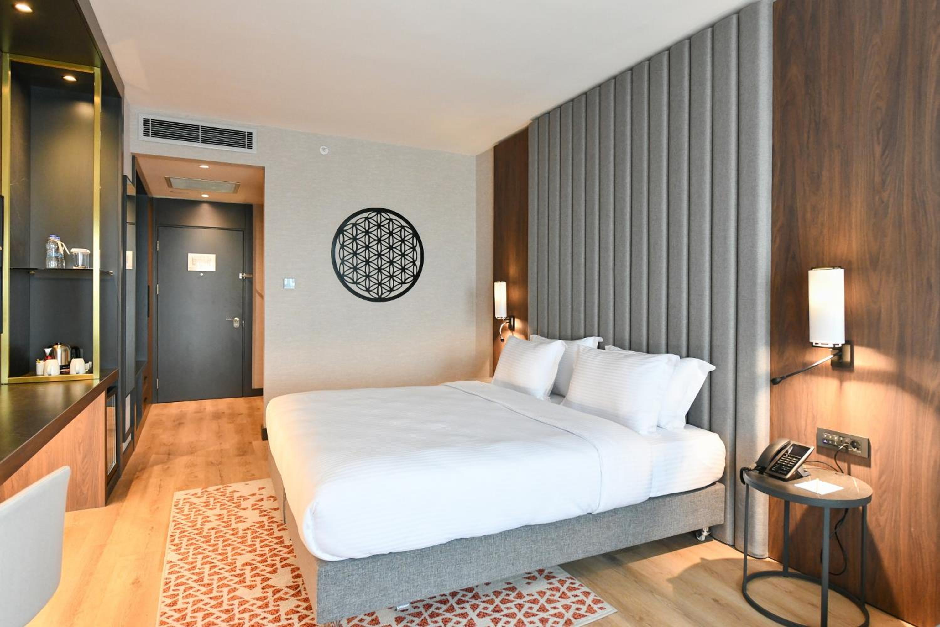 Premium King Room - High Floor - Photo 6
