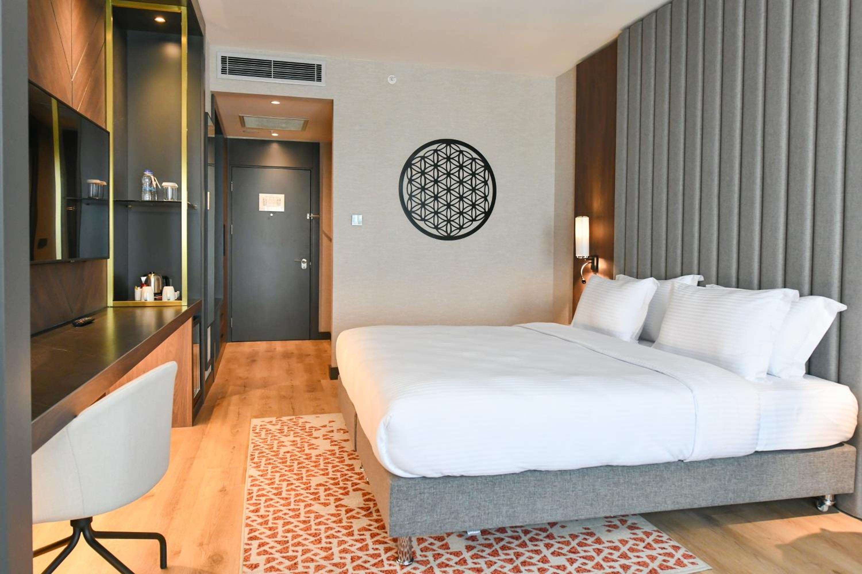 Premium King Room - High Floor - Photo 4