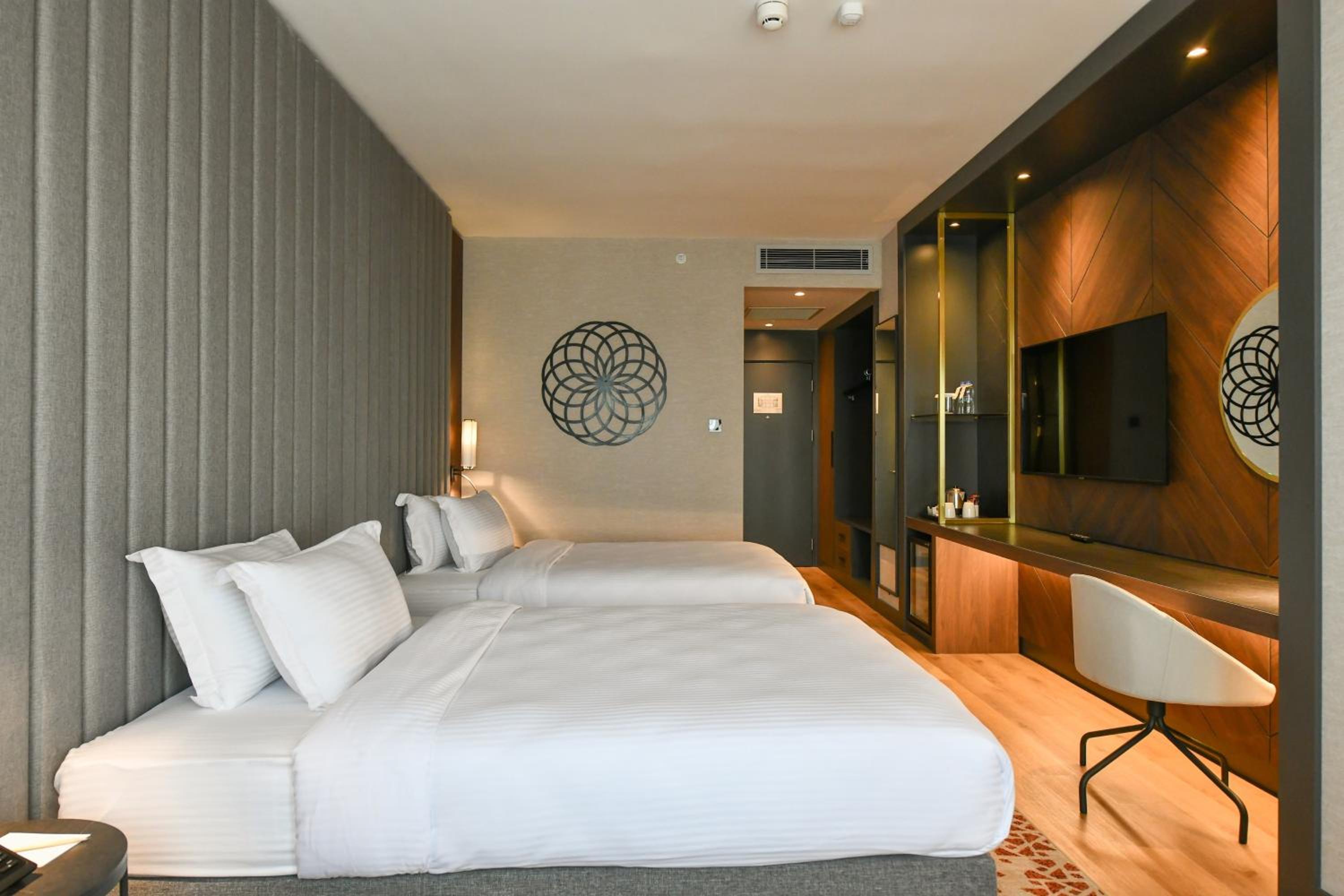 Premium Queen Room with Two Queen Beds - High Floor - Photo 2