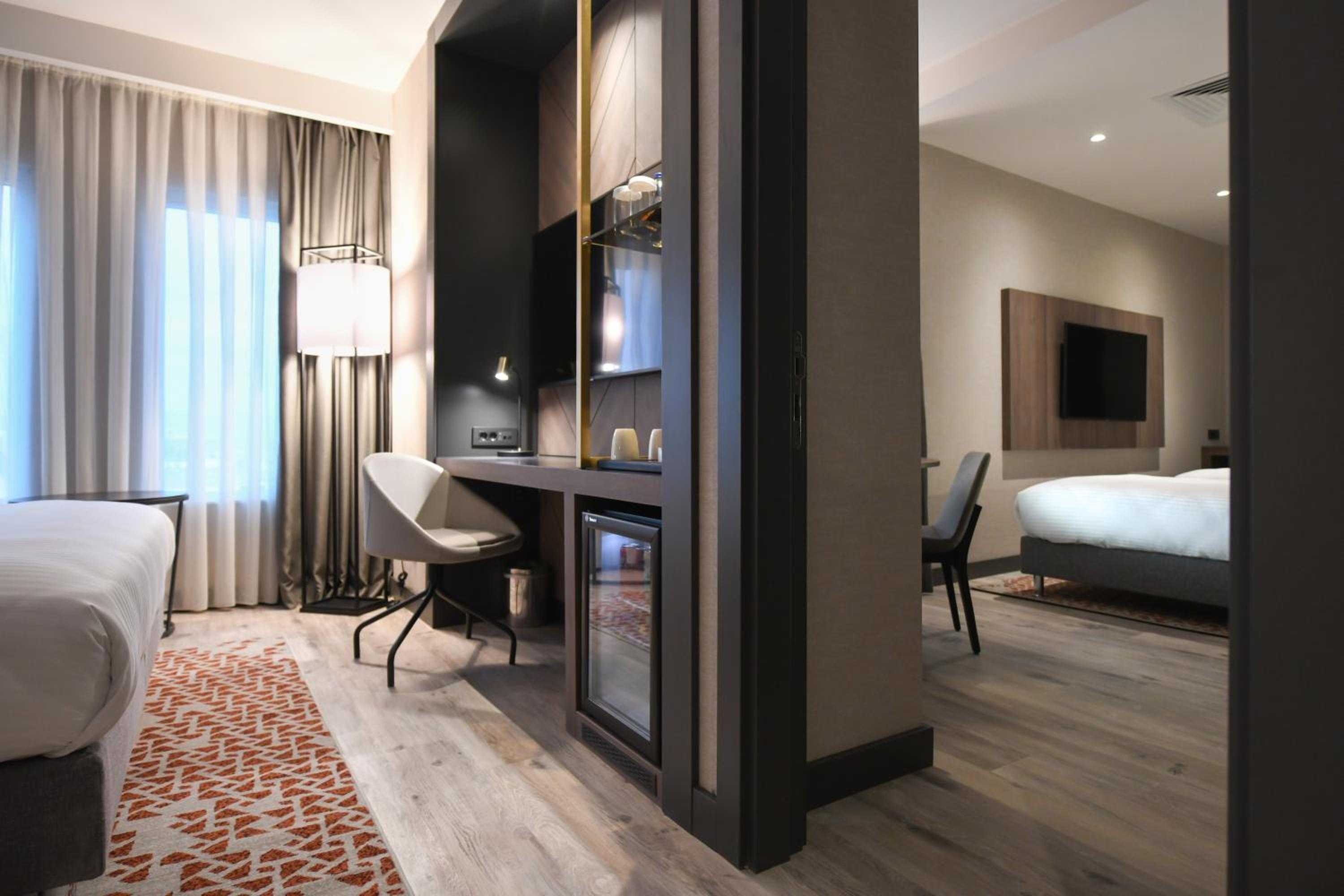 Junior King Suite with Two Single Beds - Photo 3