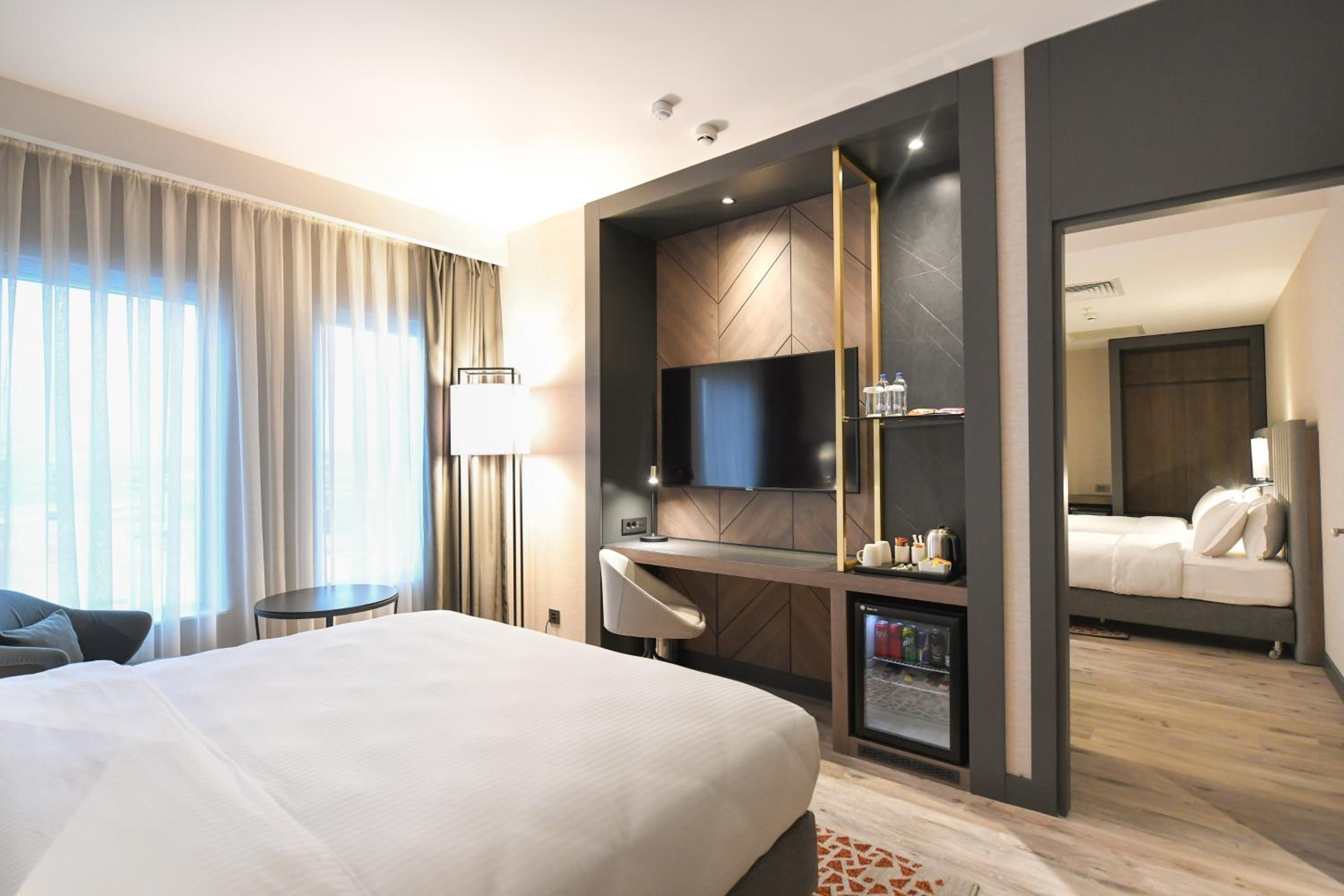 Junior King Suite with Two Single Beds - Photo 1