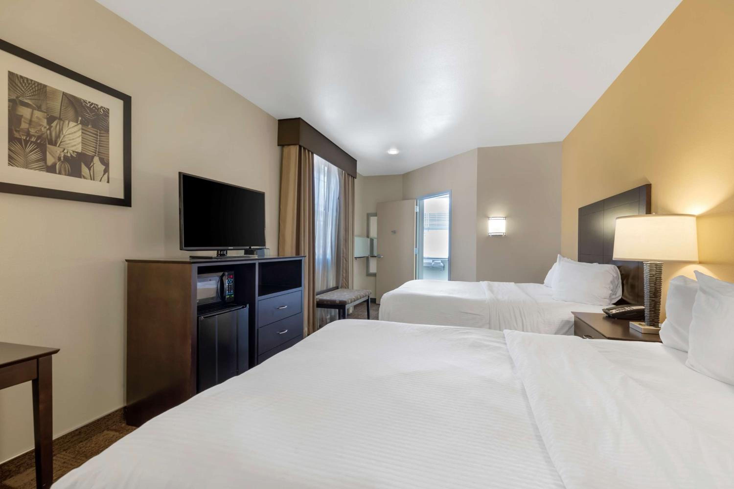 King Room with Roll-in Shower - Disability Access/Non-Smoking