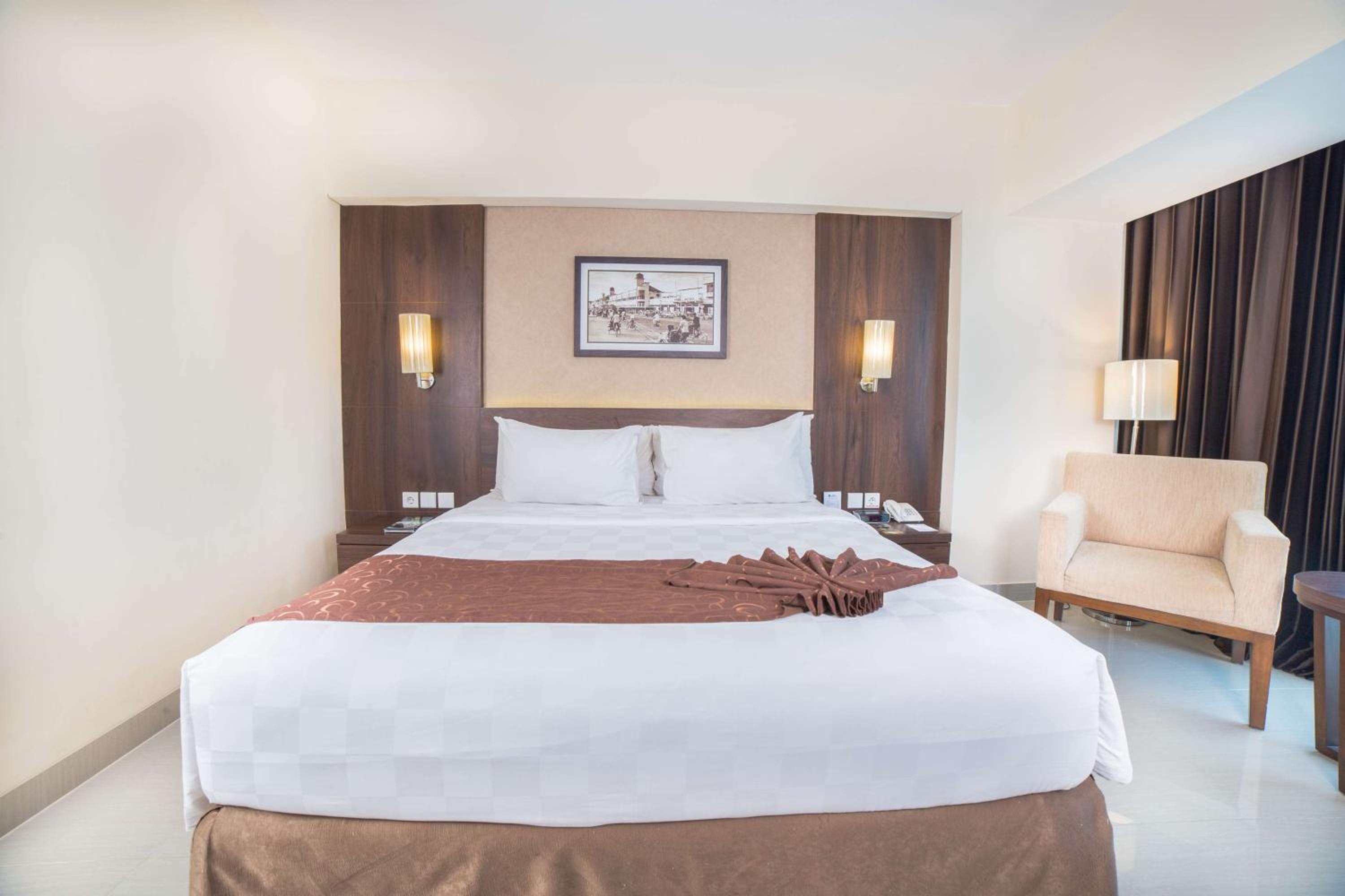 Deluxe Queen Room with City View and Shower - Smoking photo 2