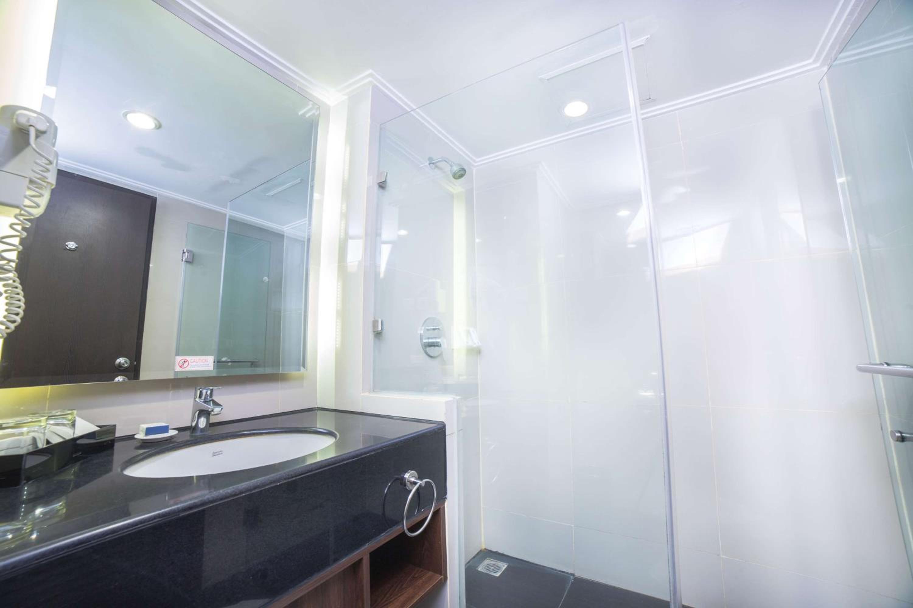 Deluxe Twin Room with City View and Shower - Smoking photo 3