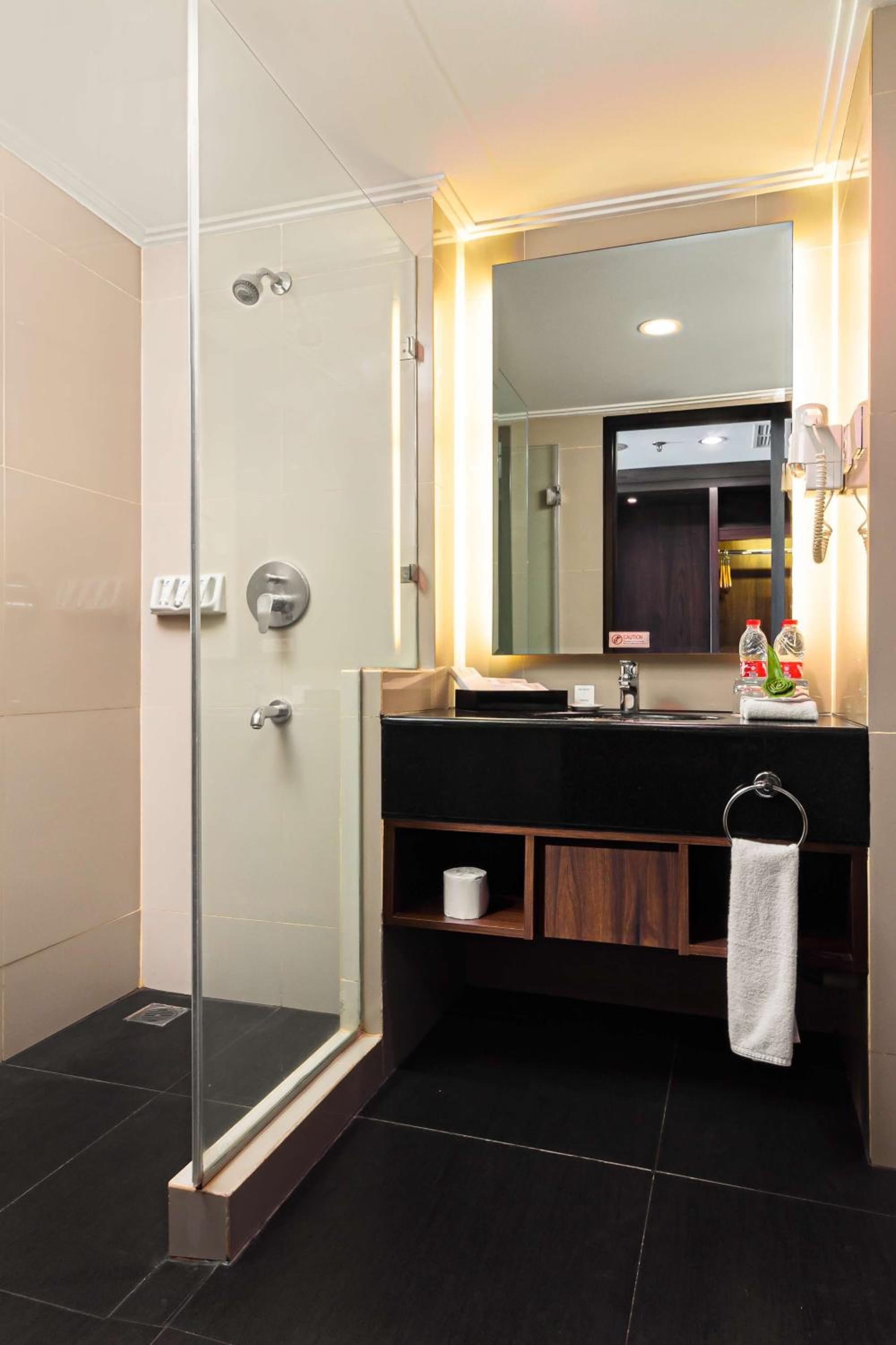 Superior Twin Room with City View and Shower - Non-Smoking photo 3