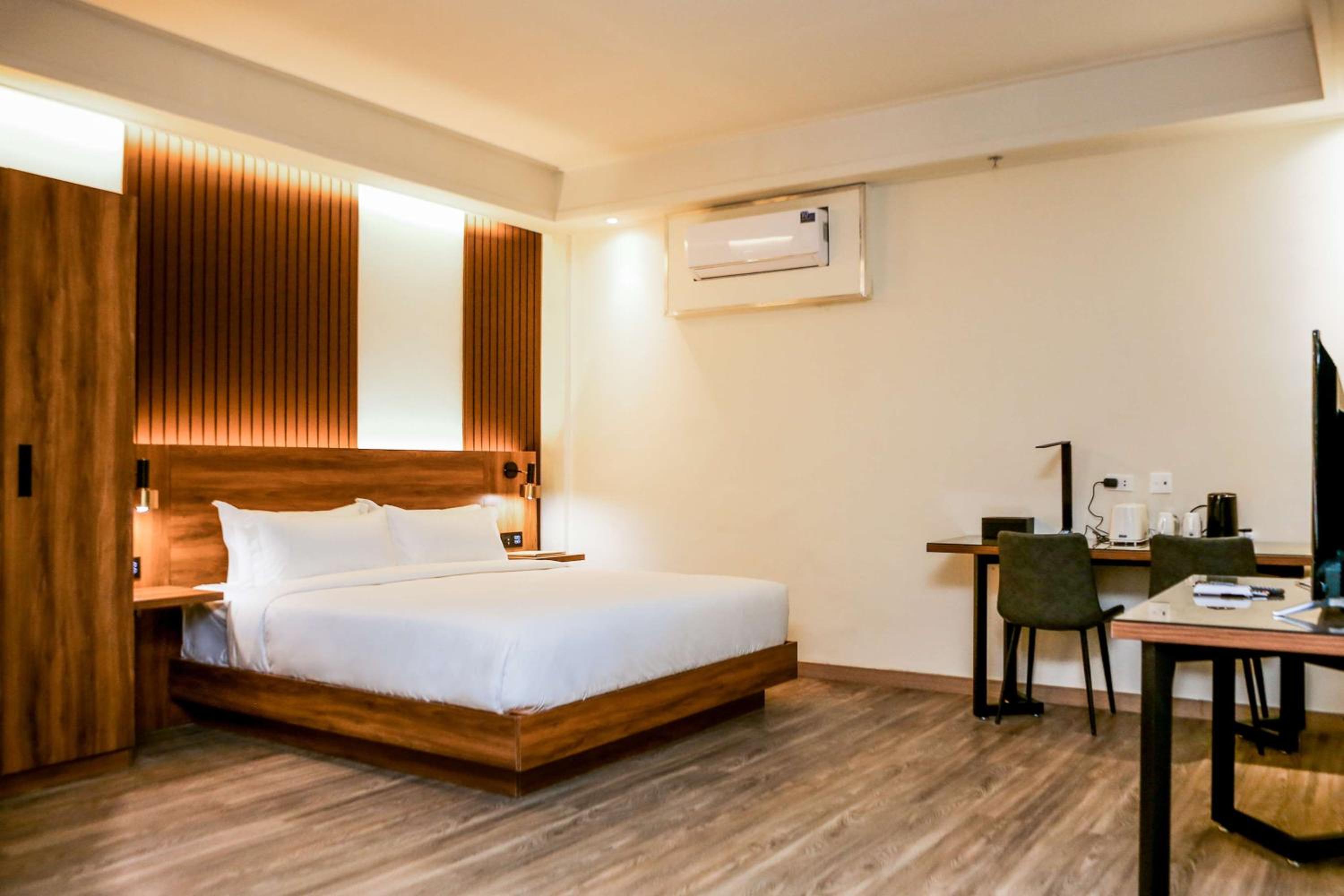 Deluxe King Room - Non-Smoking - Photo 2