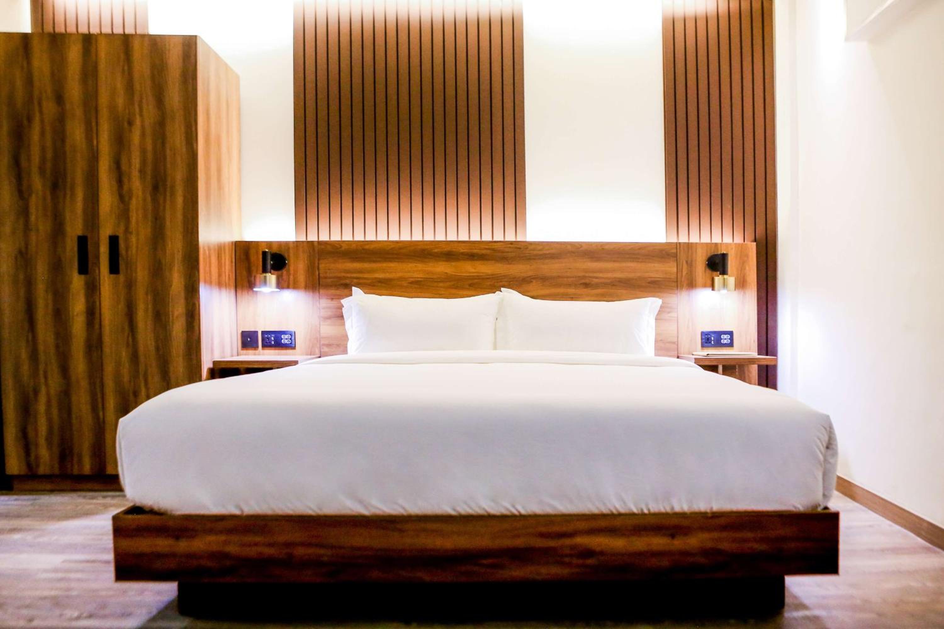 Deluxe King Room - Non-Smoking - Photo 1