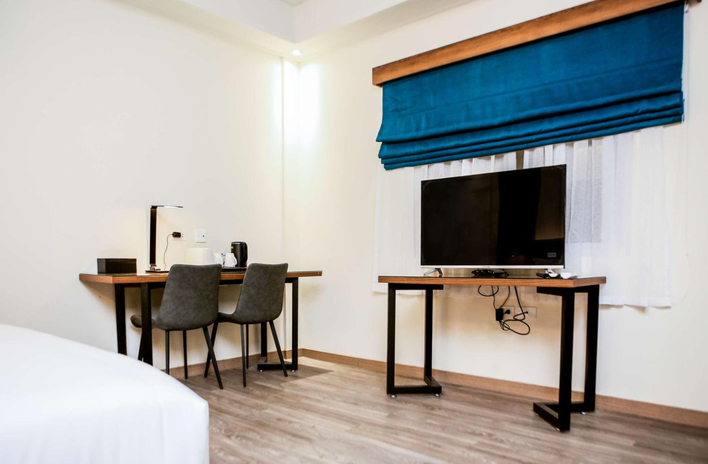 Deluxe King Room - Non-Smoking - Photo 3