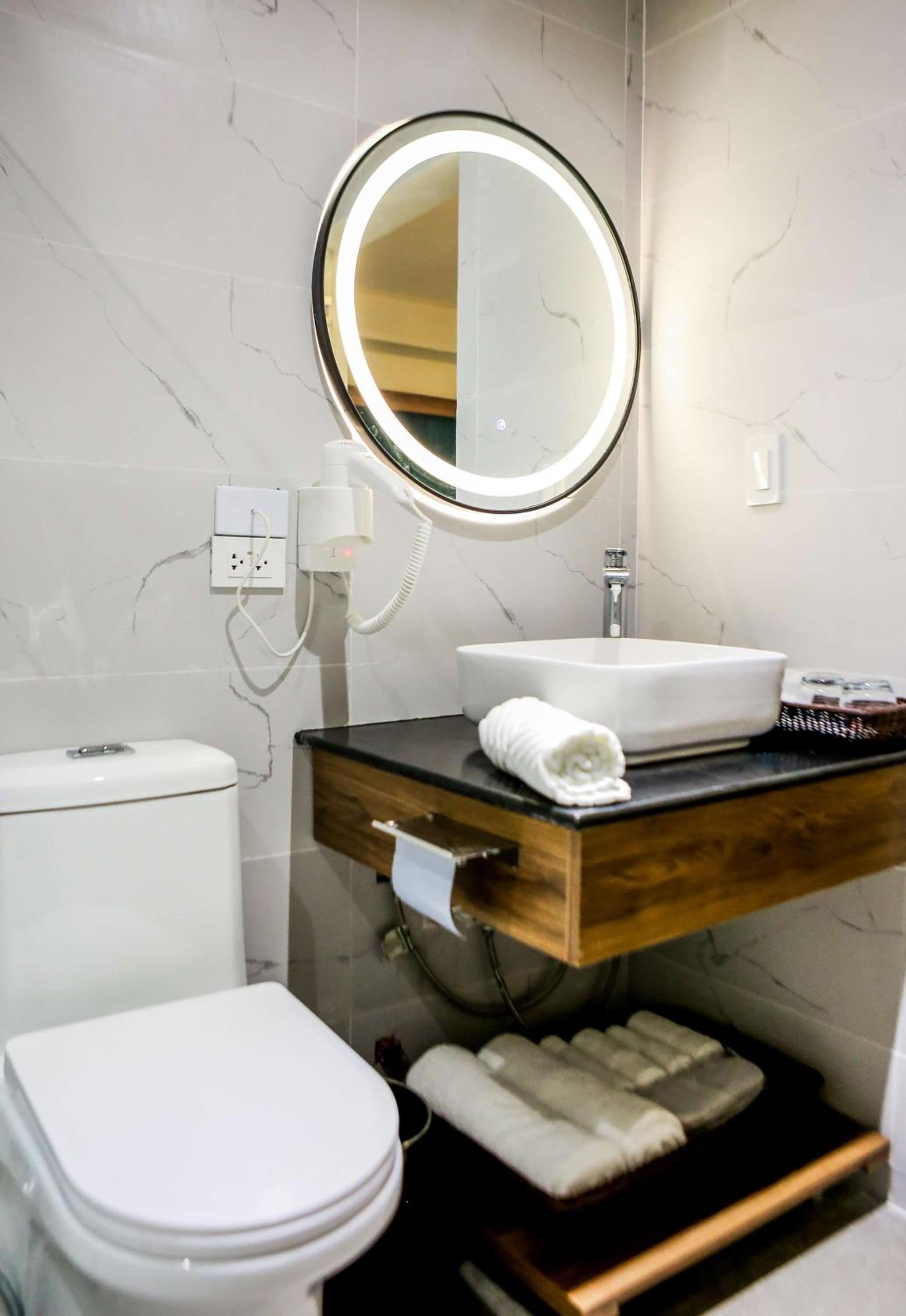 Deluxe King Room - Non-Smoking - Photo 5