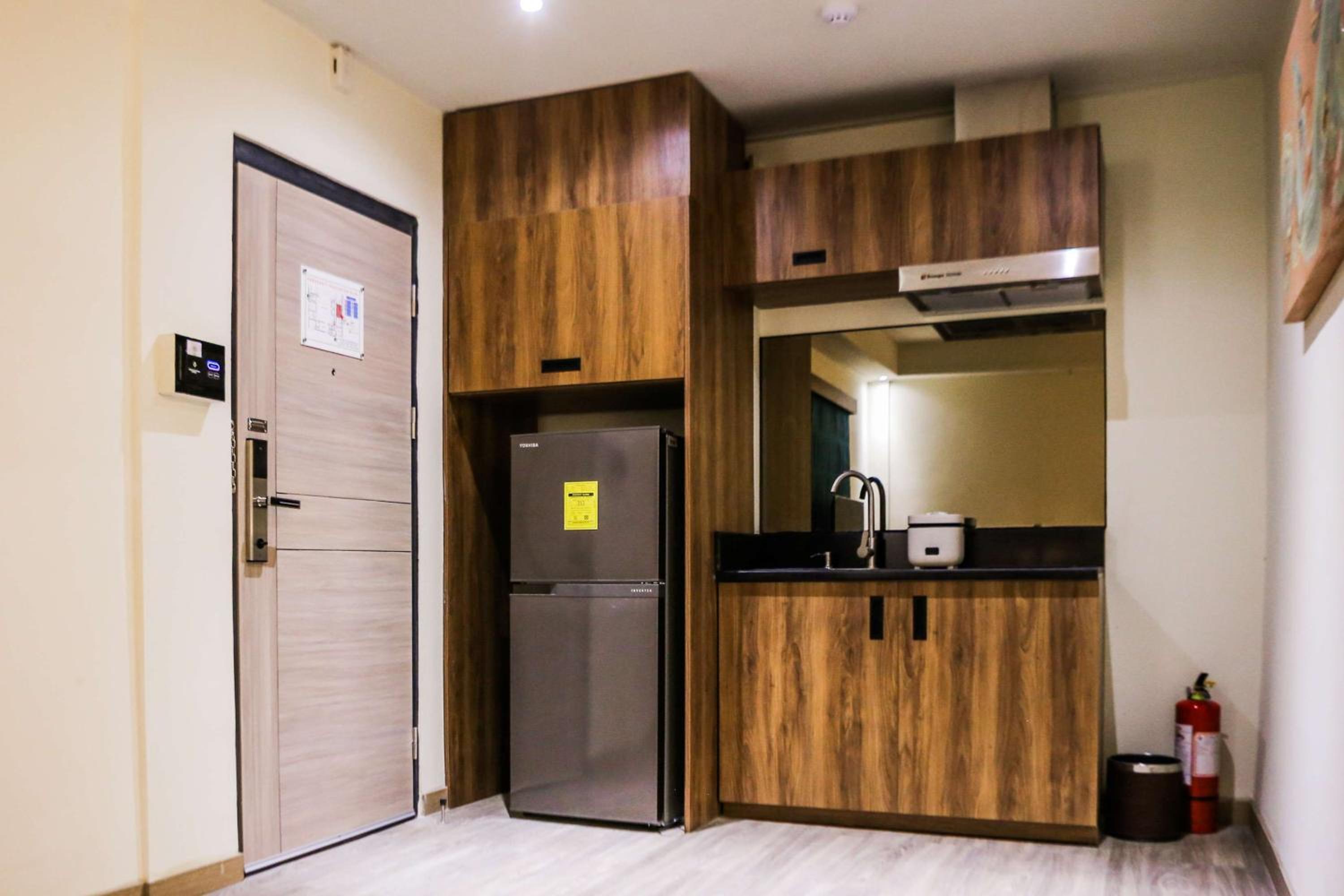 Deluxe King Room - Non-Smoking - Photo 6