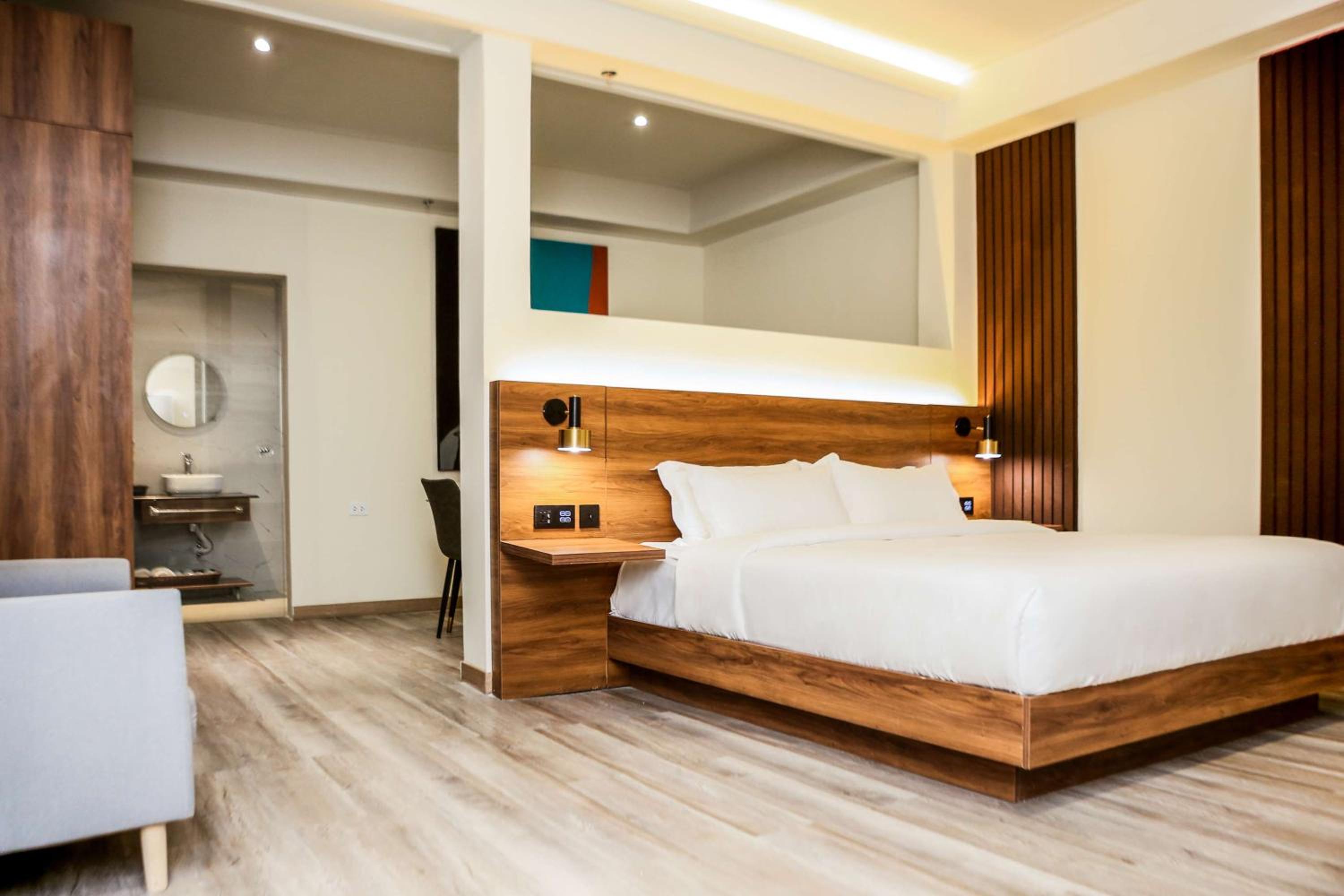 Deluxe King Suite - Photo 1