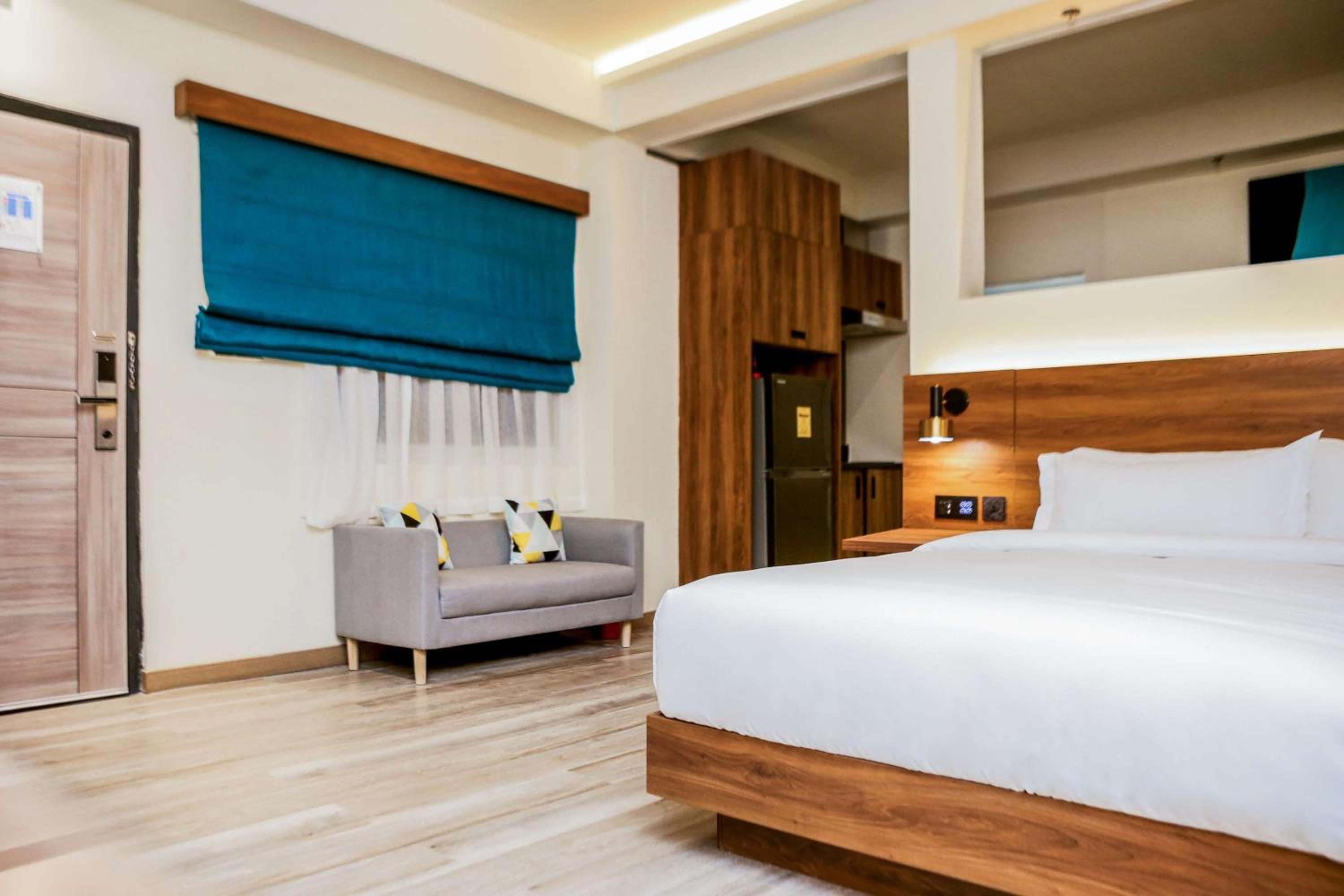 Deluxe King Suite - Photo 5