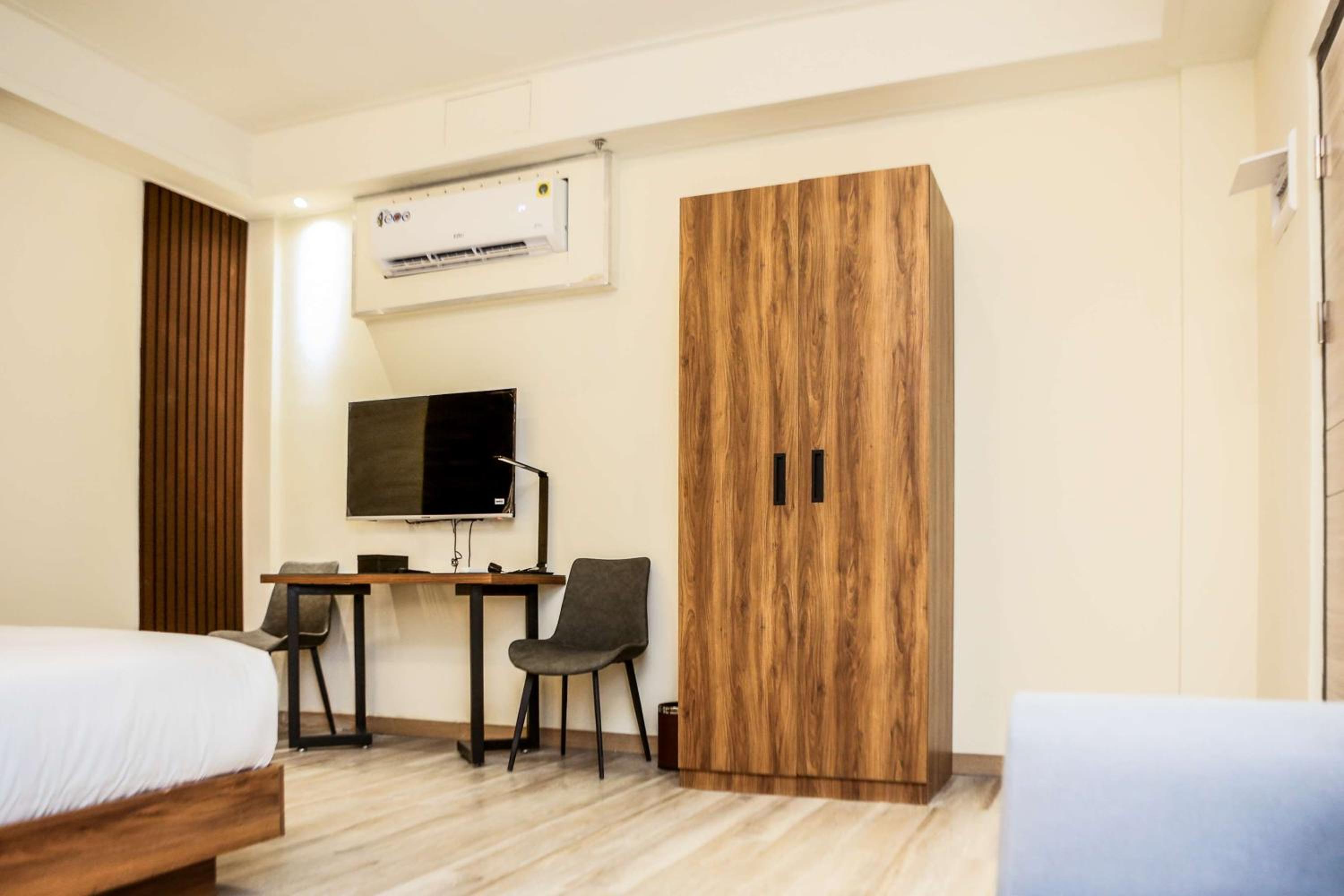 Deluxe King Suite - Photo 6