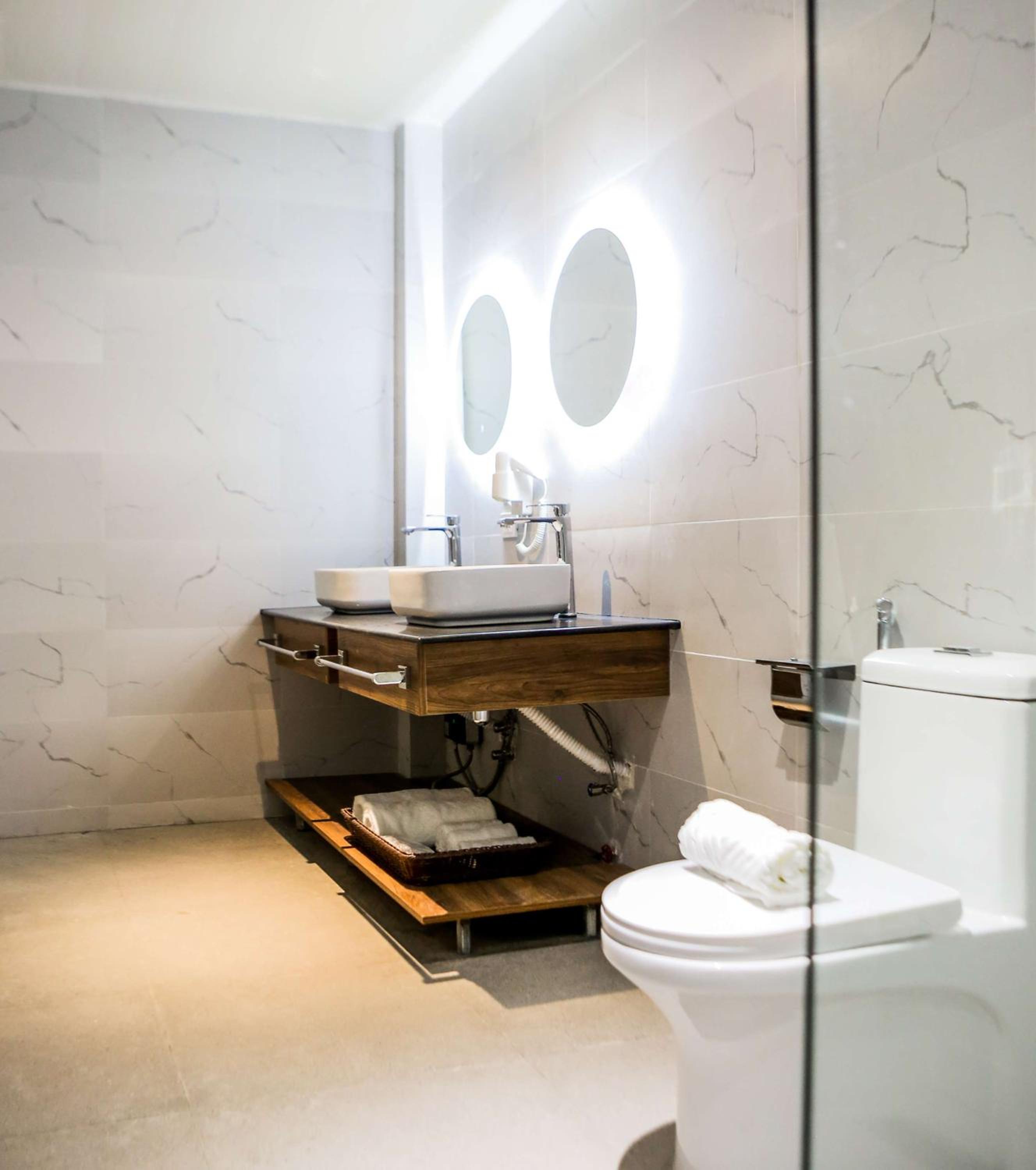 Deluxe King Suite - Photo 2