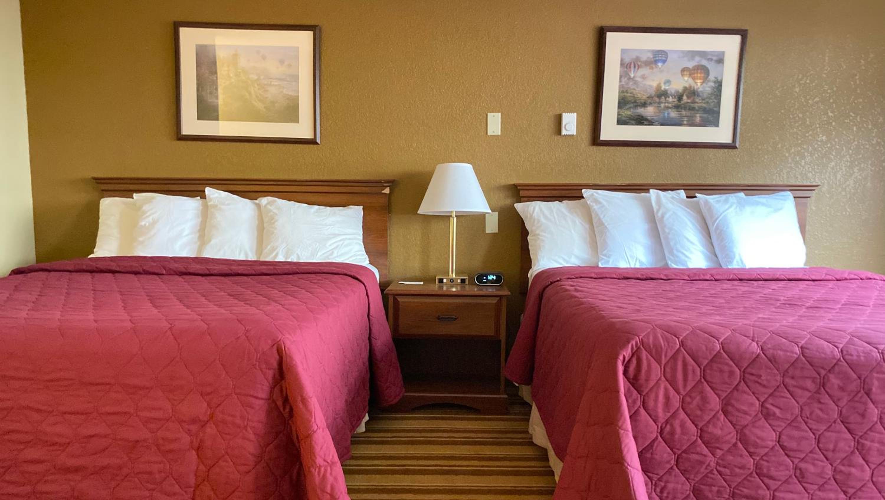 Quadruple Room with Private Bathroom - Photo 3
