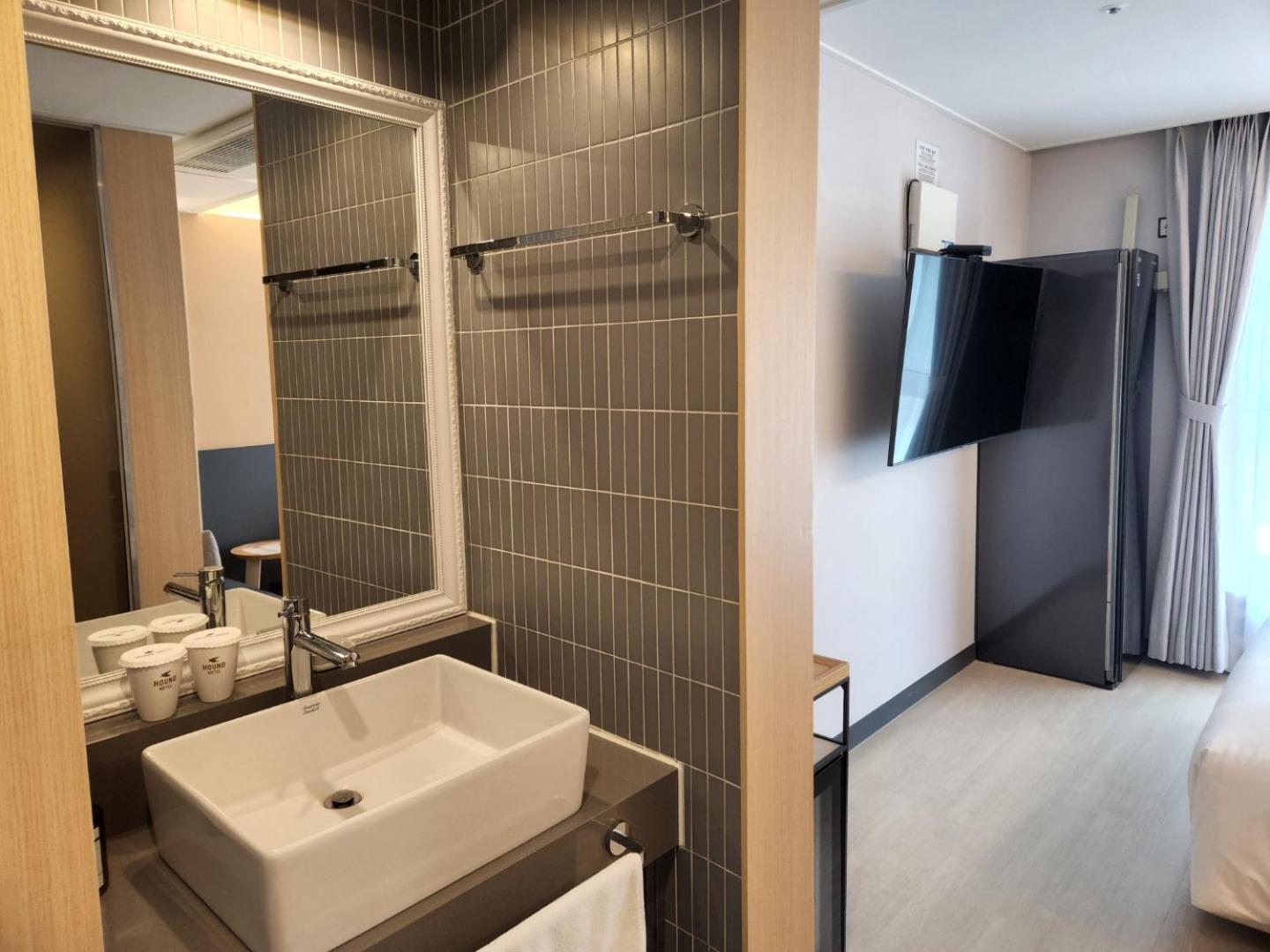 Standard Double Room with Free access to Rooftop pool - Photo 6