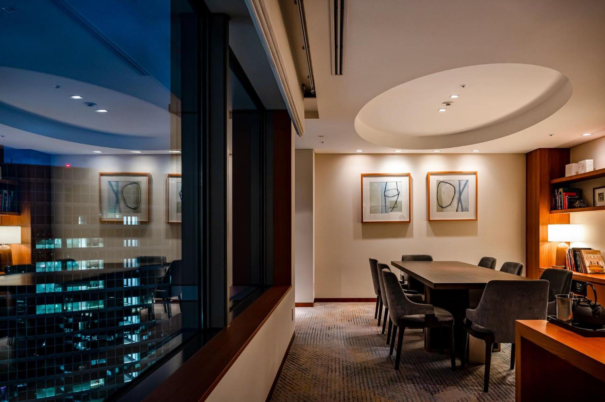 The Peak Suite - Club Lounge Access thumbnail 6
