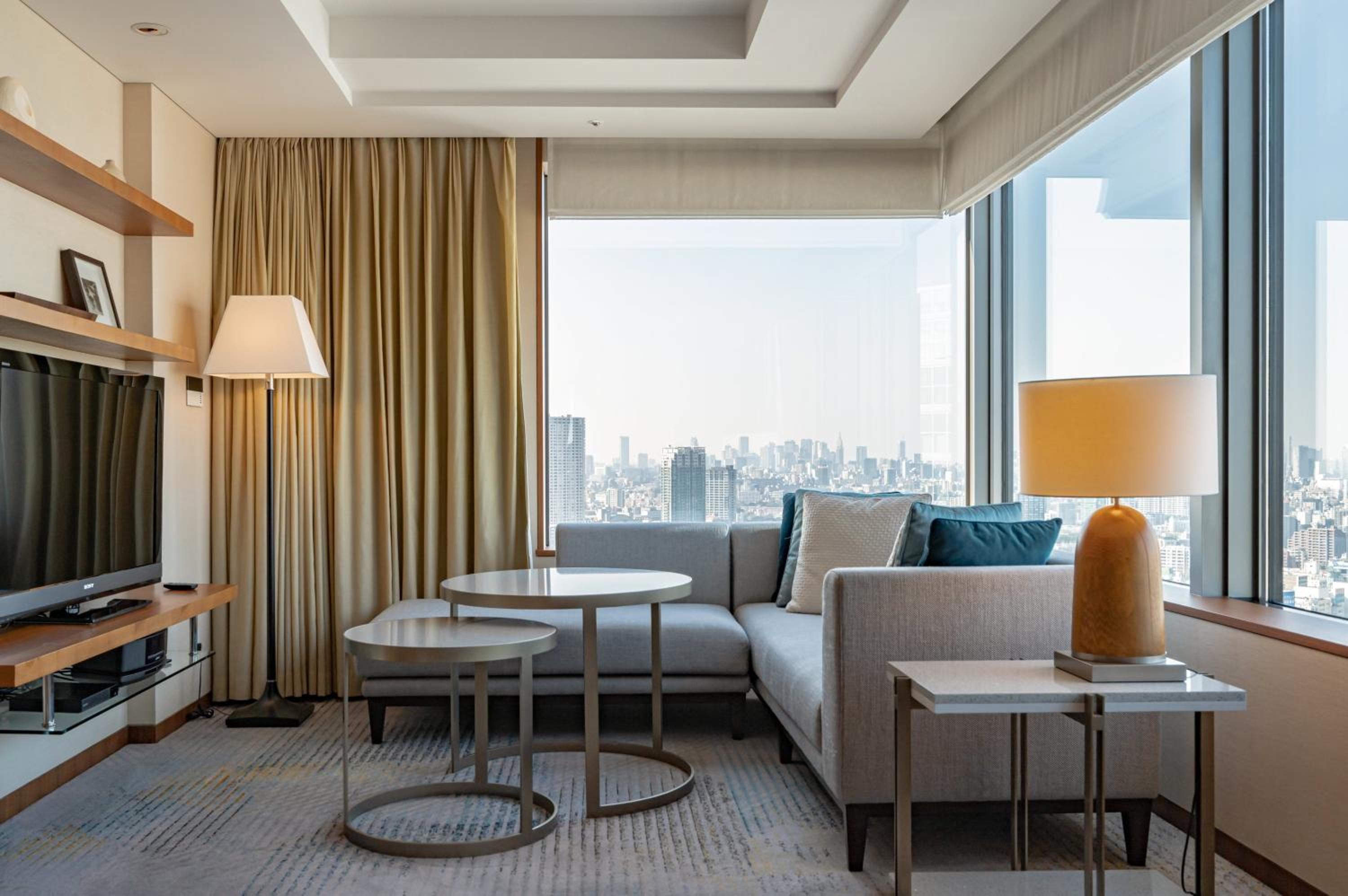 One-Bedroom Twin Suite with Two Twin Beds - Club Lounge Access