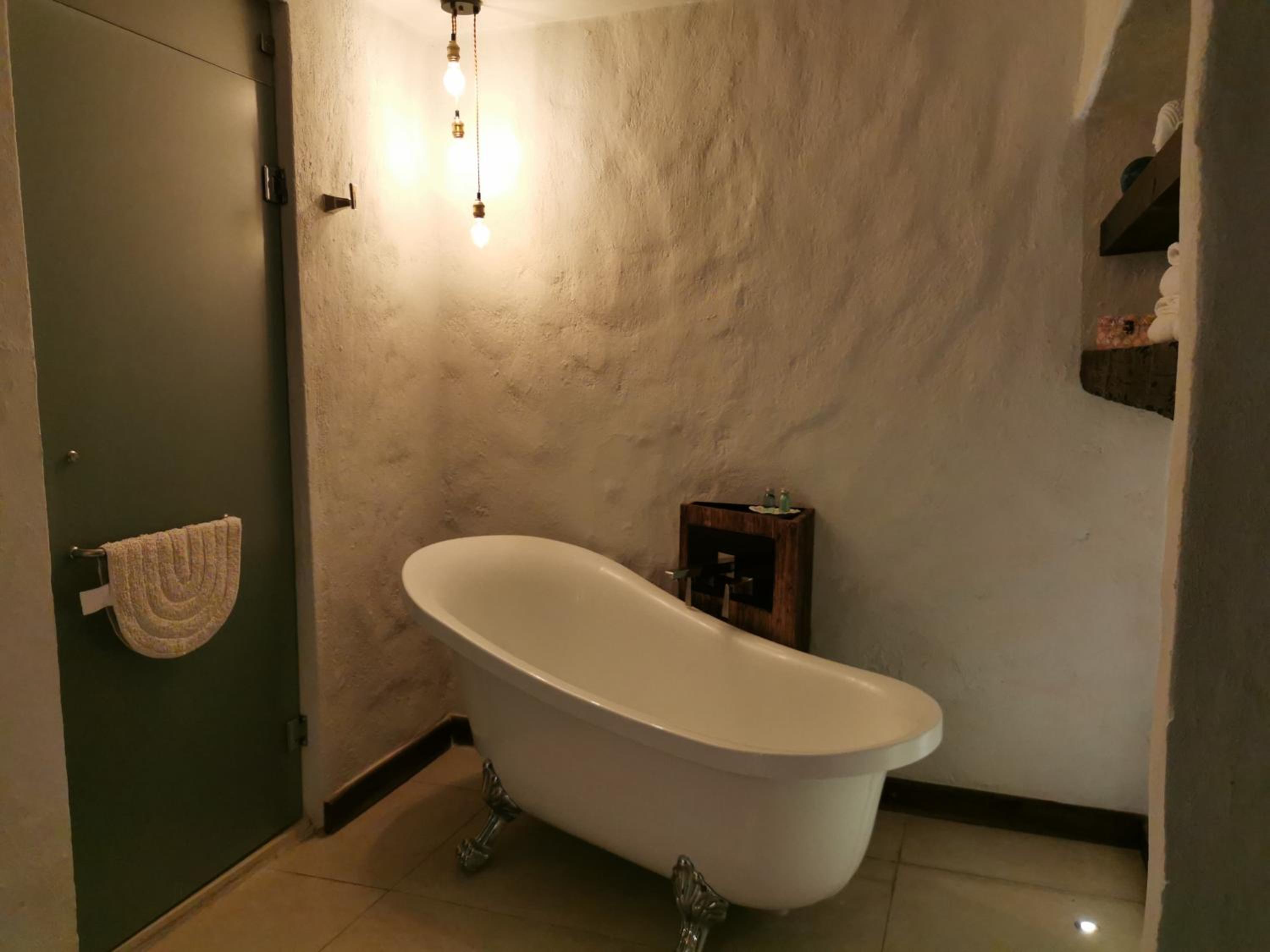 Deluxe Suite with Spa Bath - Photo 5