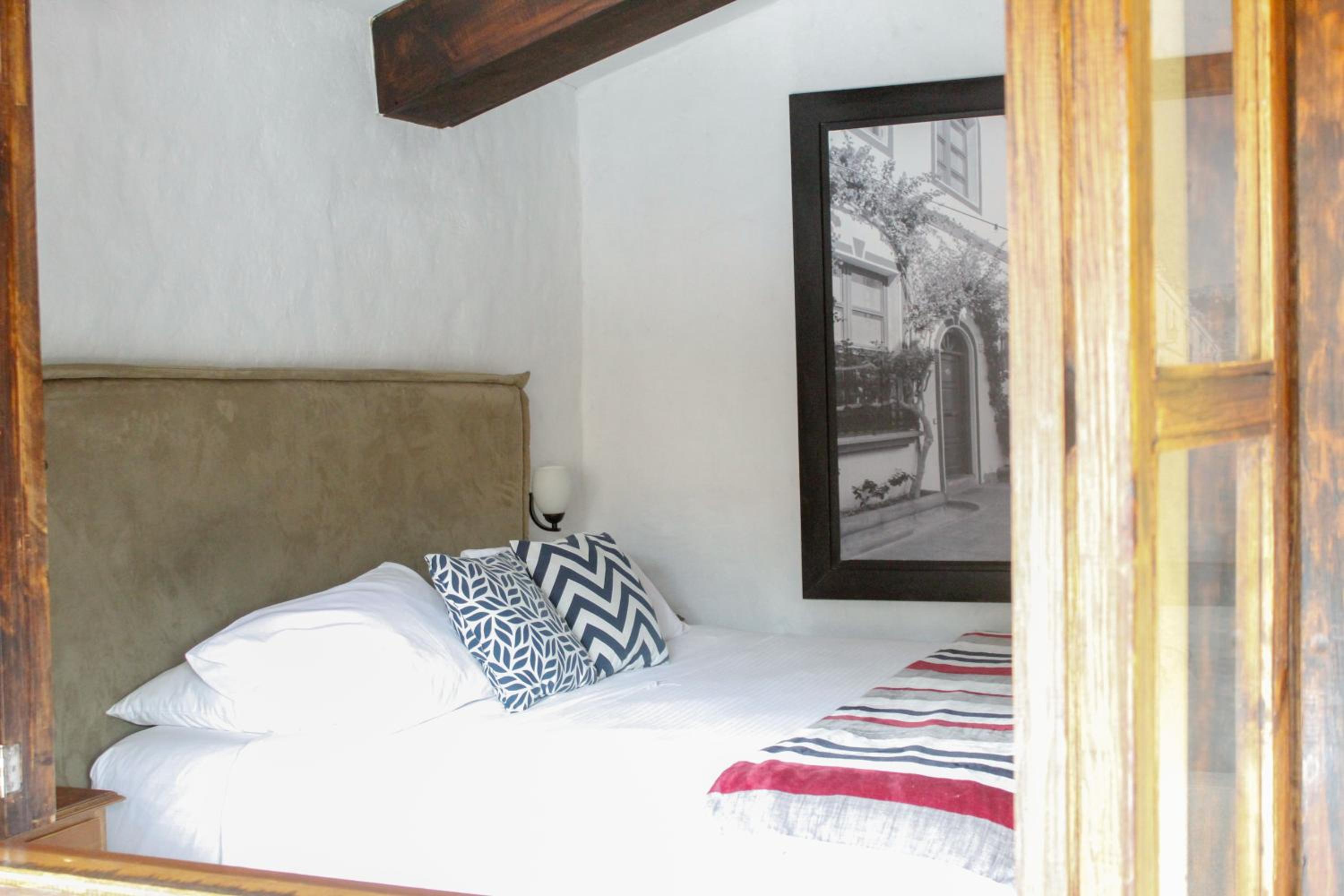Deluxe Suite with Spa Bath - Photo 3
