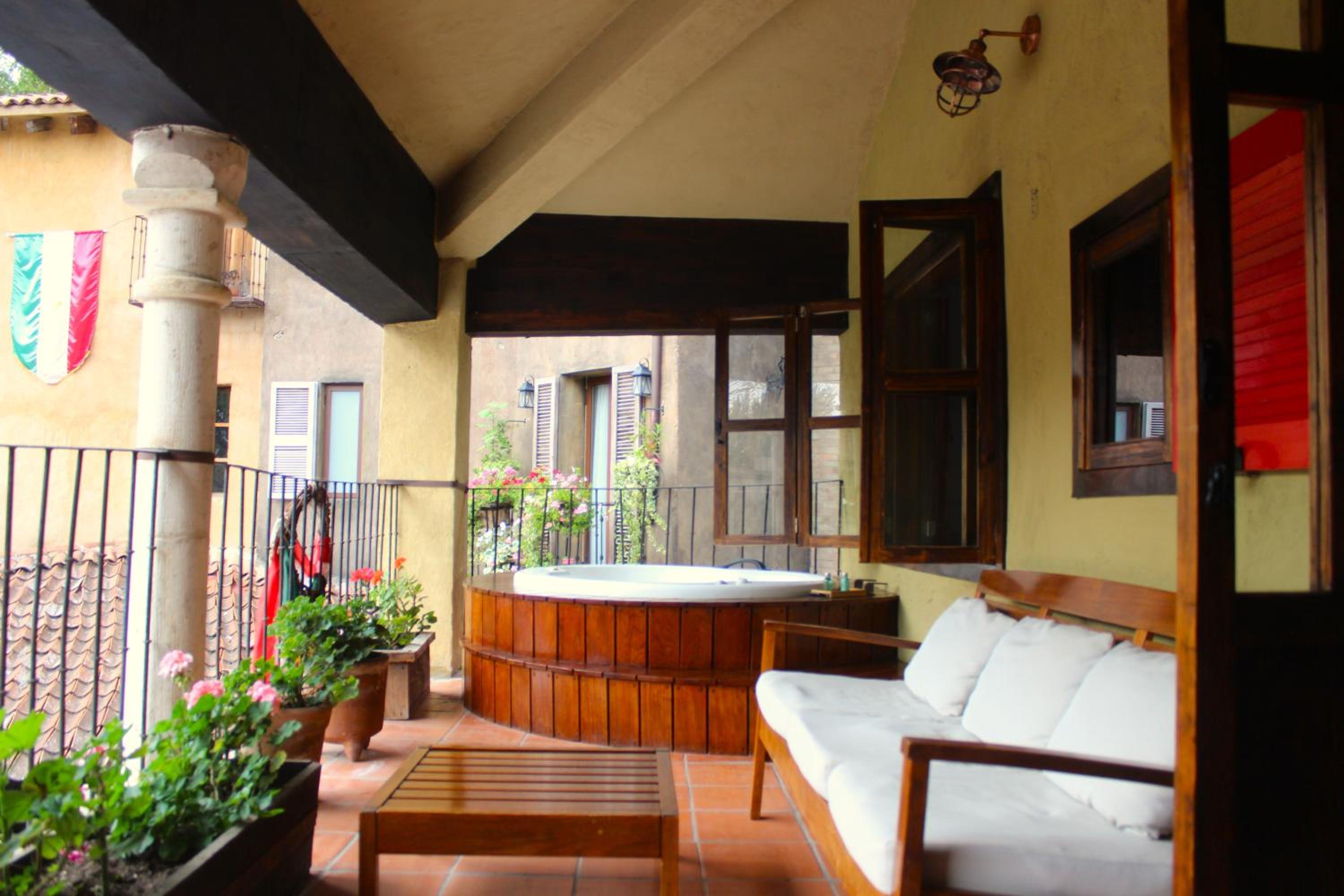 Deluxe Suite with Spa Bath - Photo 2