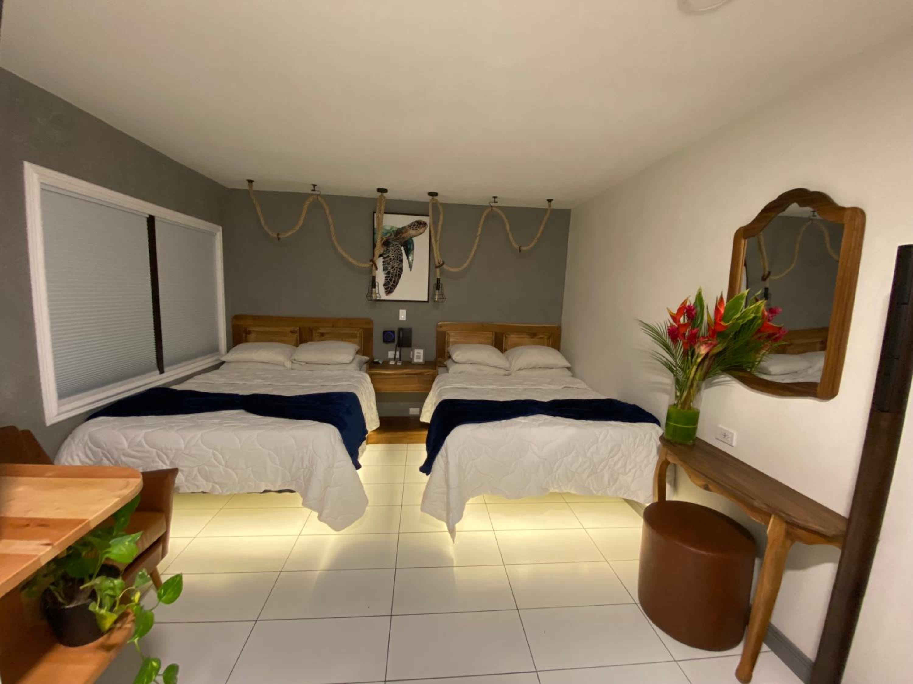 2 Queen Beds / Guest Room