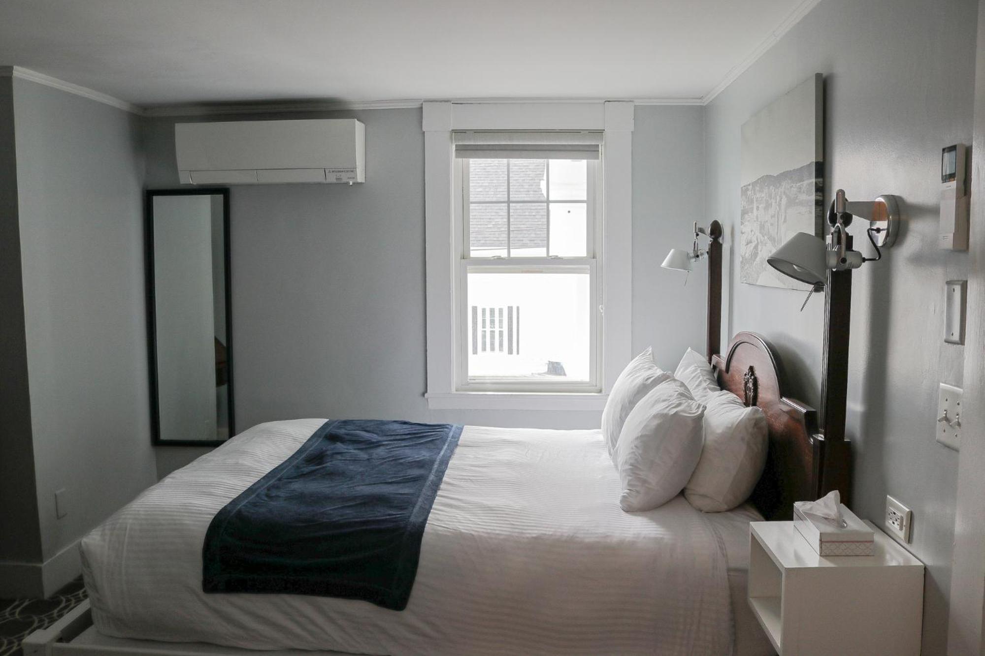 Queen Room photo 2