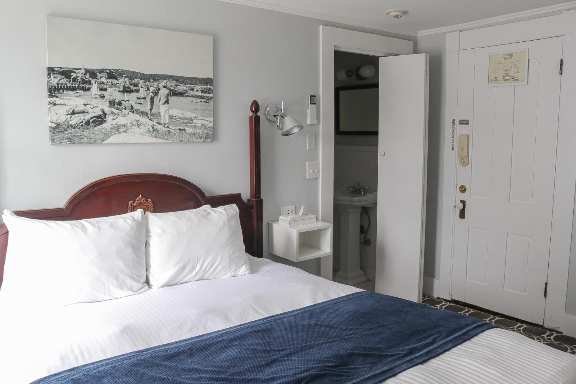 Queen Room photo 1