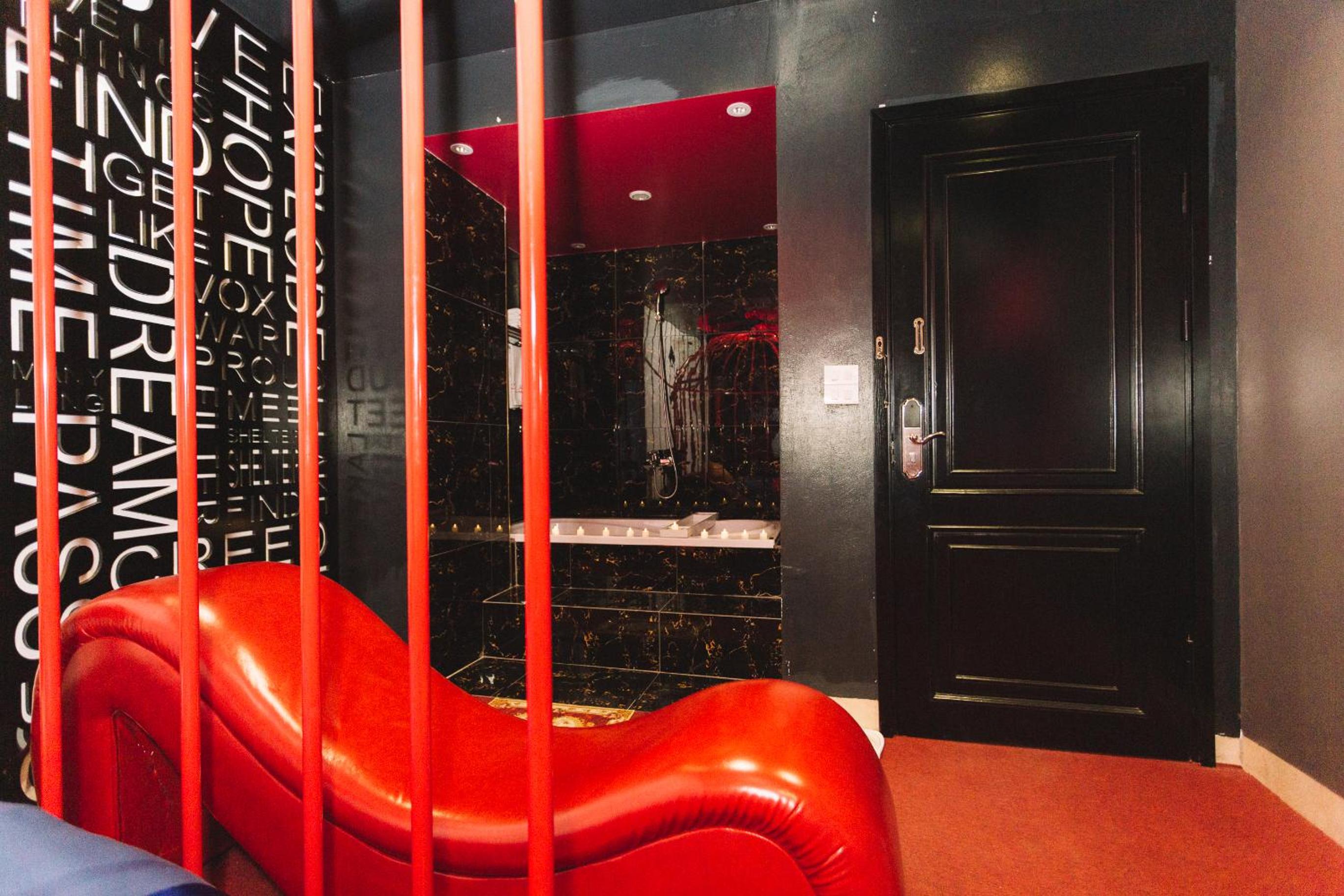 Deluxe Queen Room - Photo 16