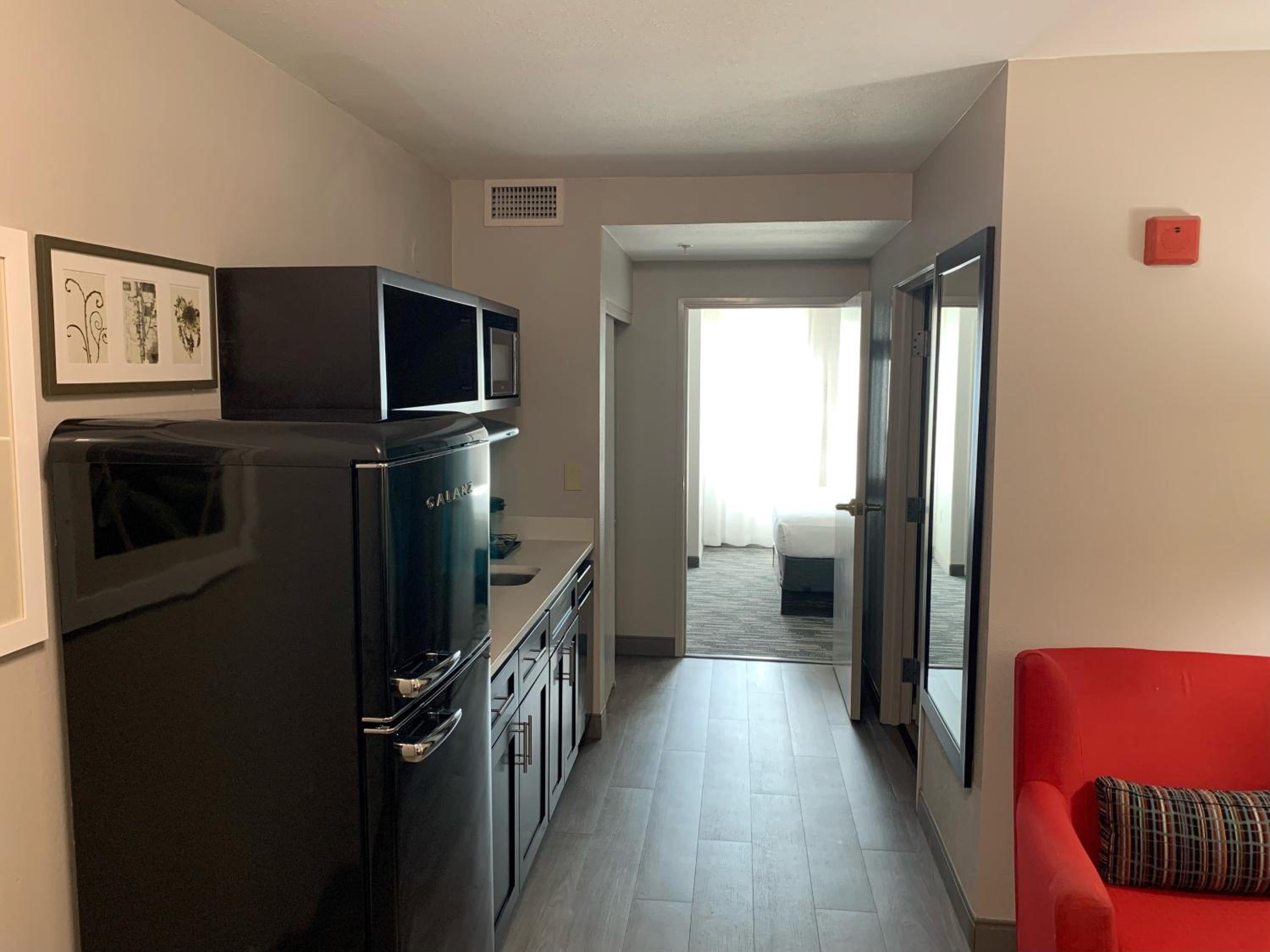 One-Bedroom Suite with King Bed - Kitchenette - Photo 4