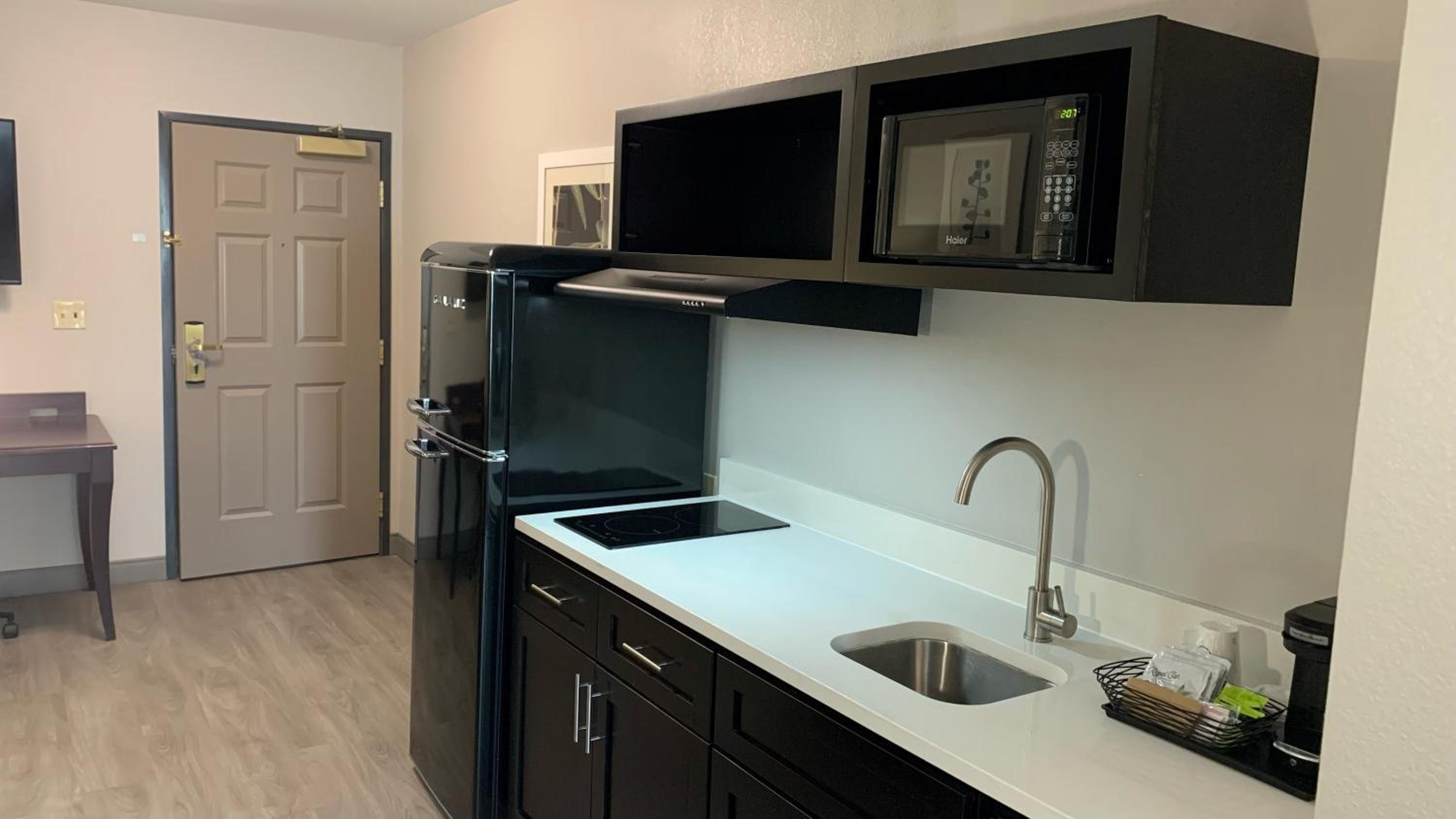One-Bedroom Suite with King Bed - Kitchenette - Photo 3