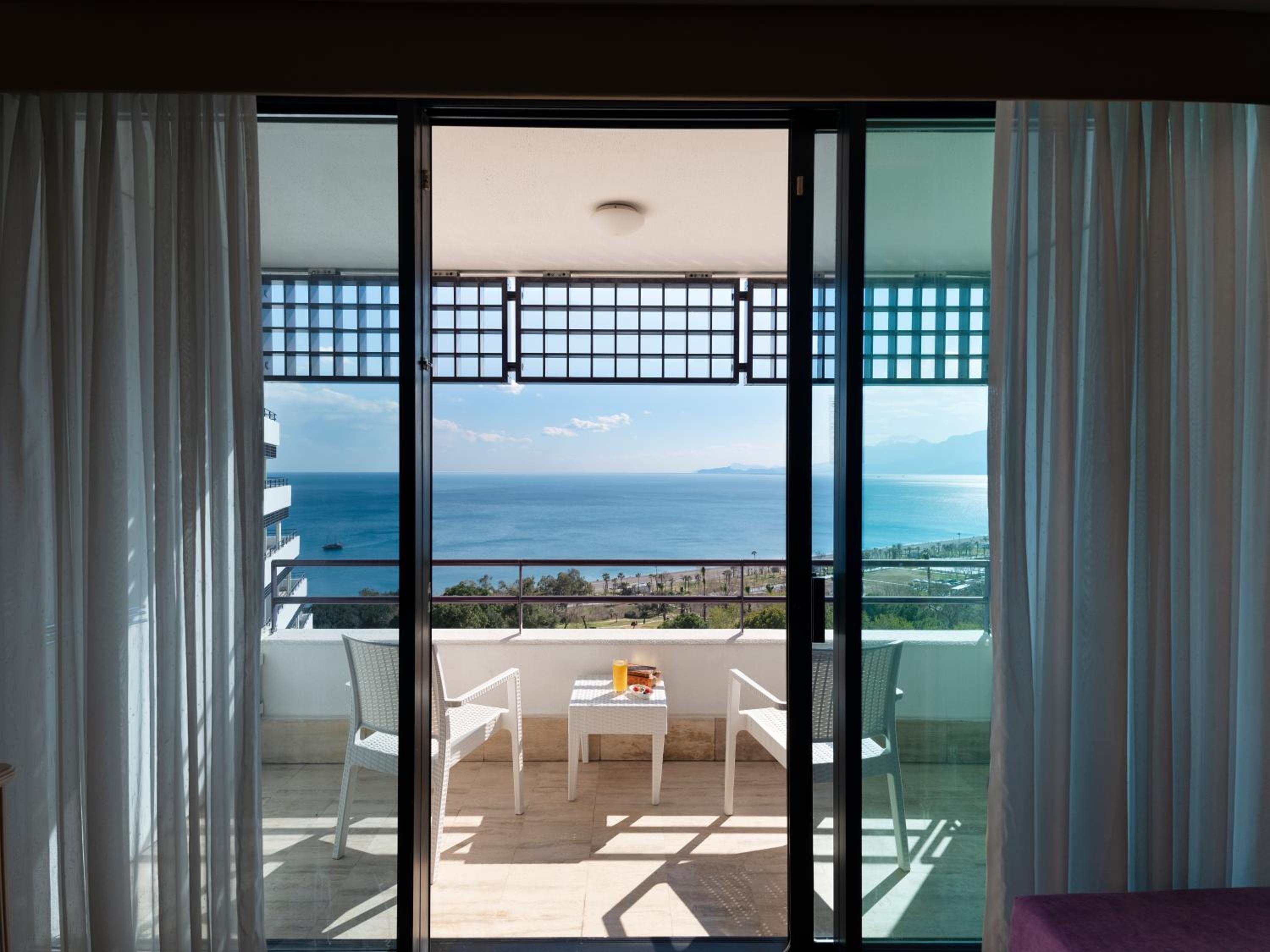 Standard Room King Bed with Panaromic Sea View photo 2