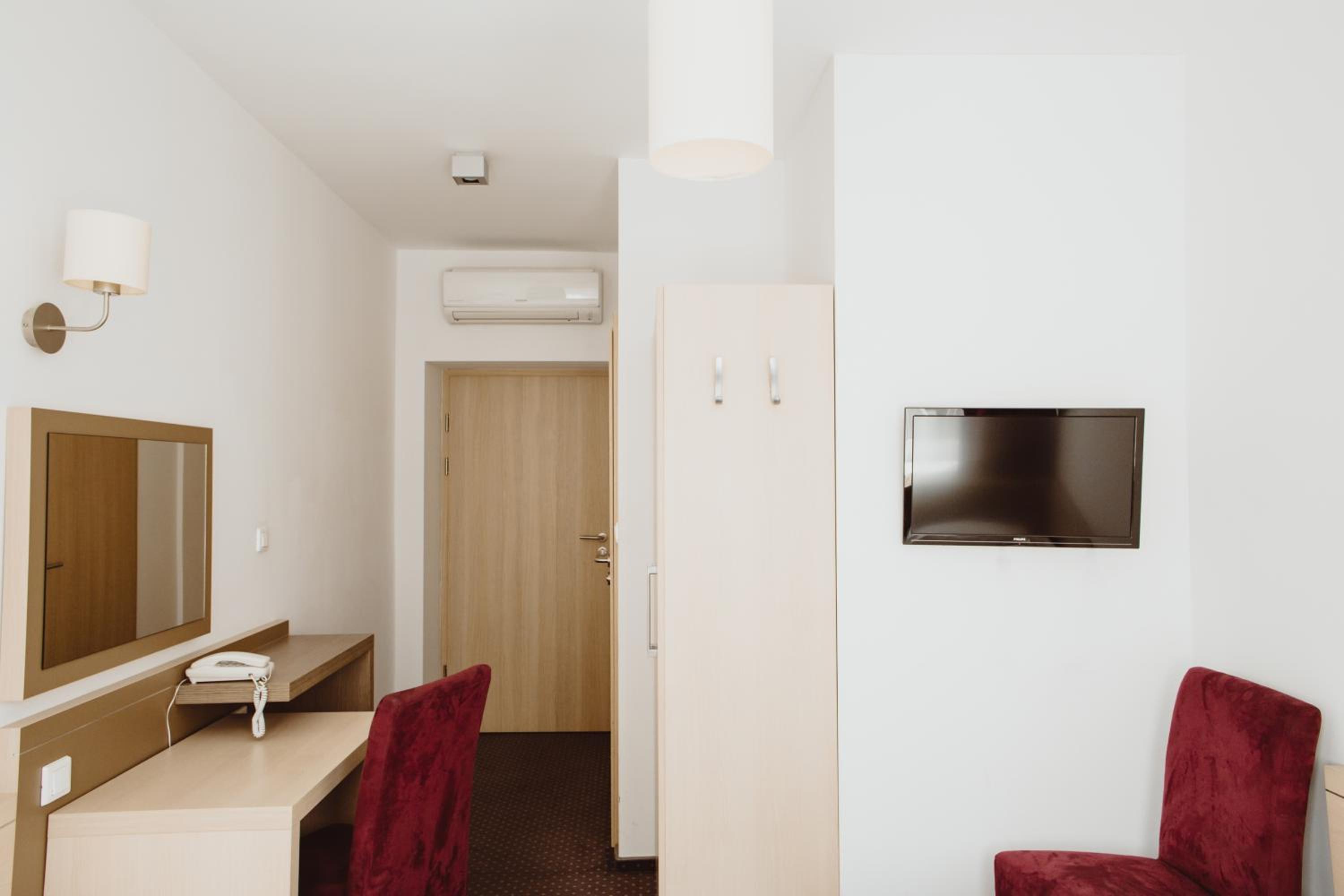 Twin Room - Photo 2