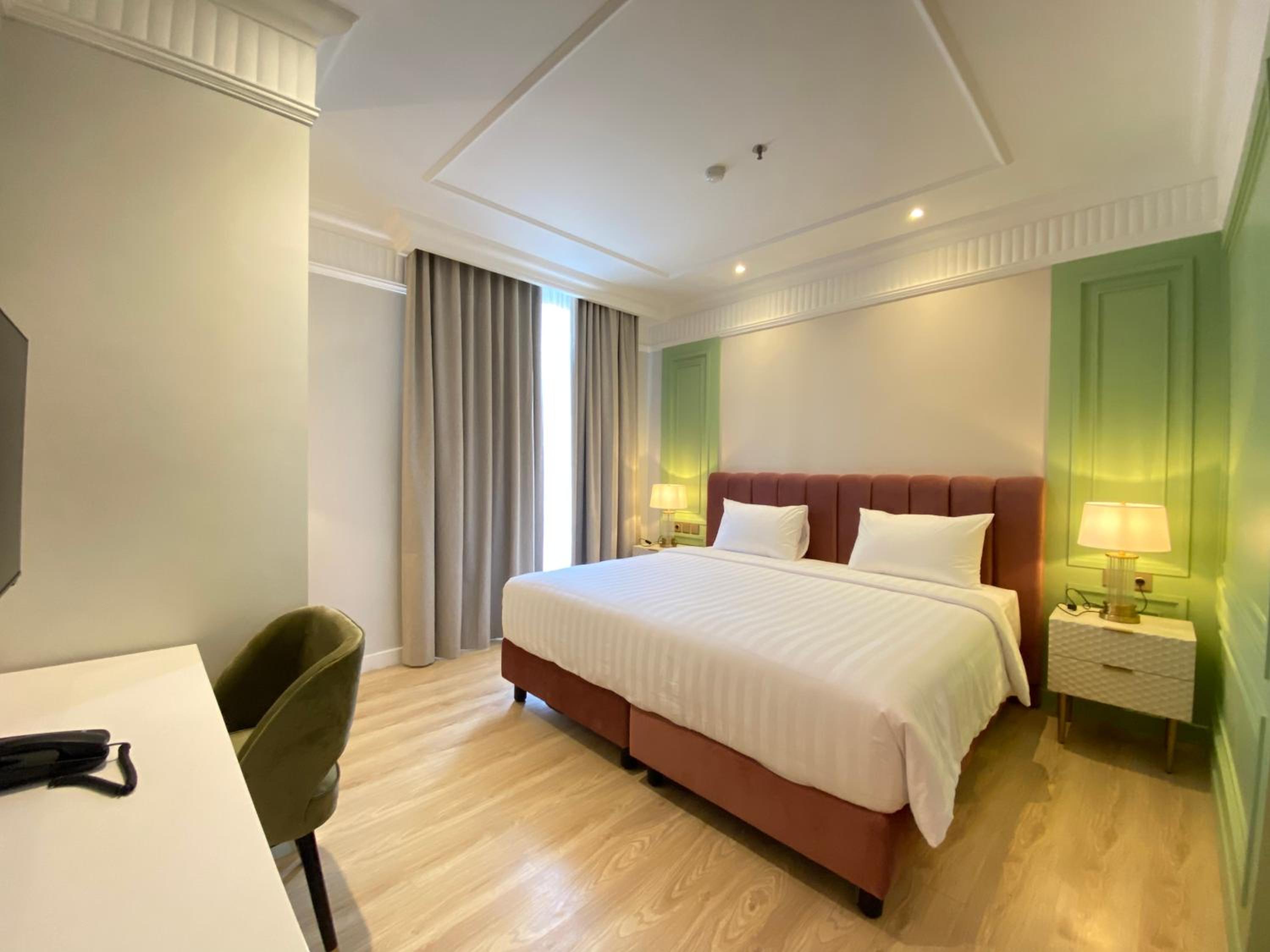 Deluxe King Room - Photo 7