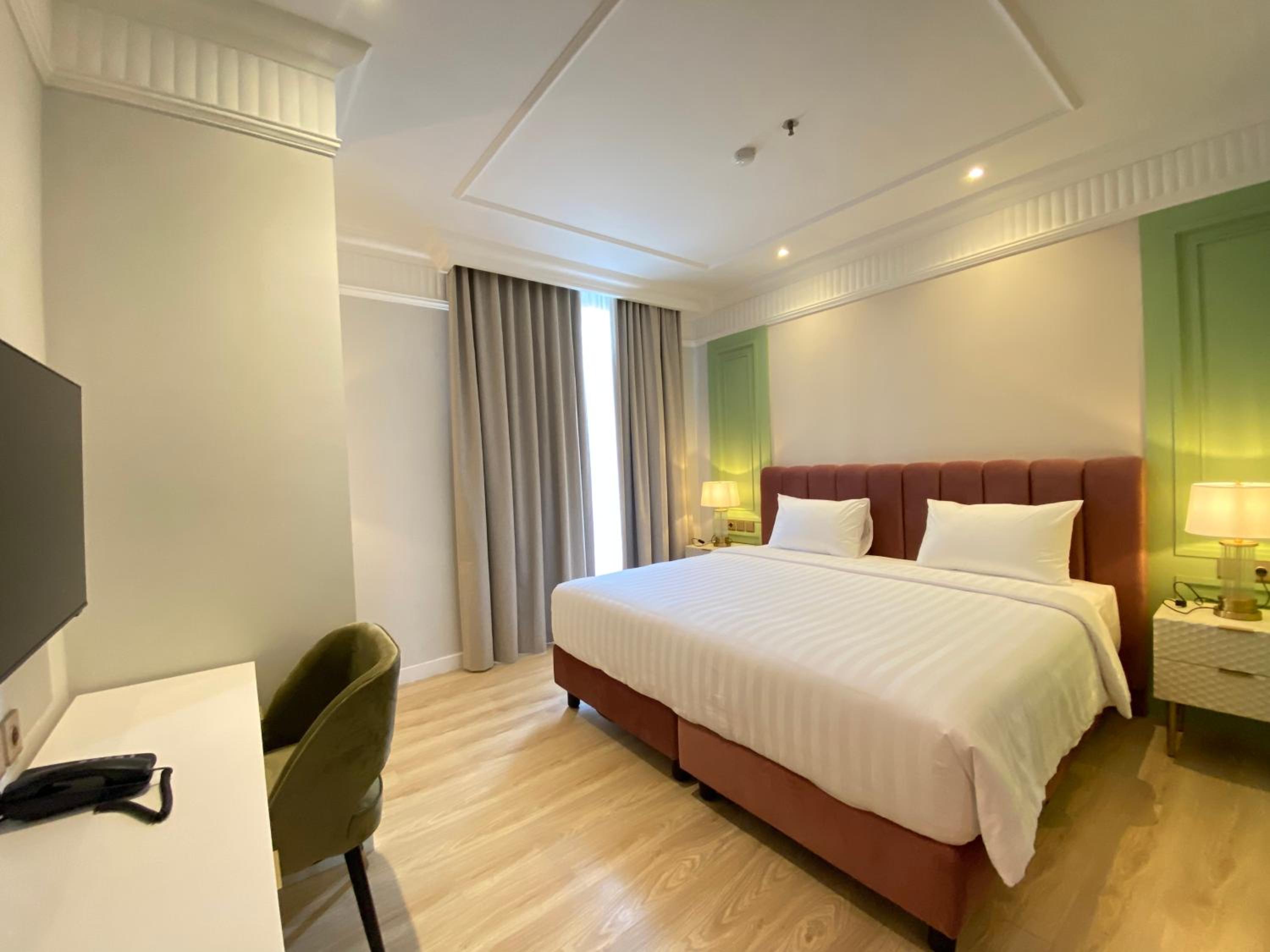 Deluxe King Room - Photo 2