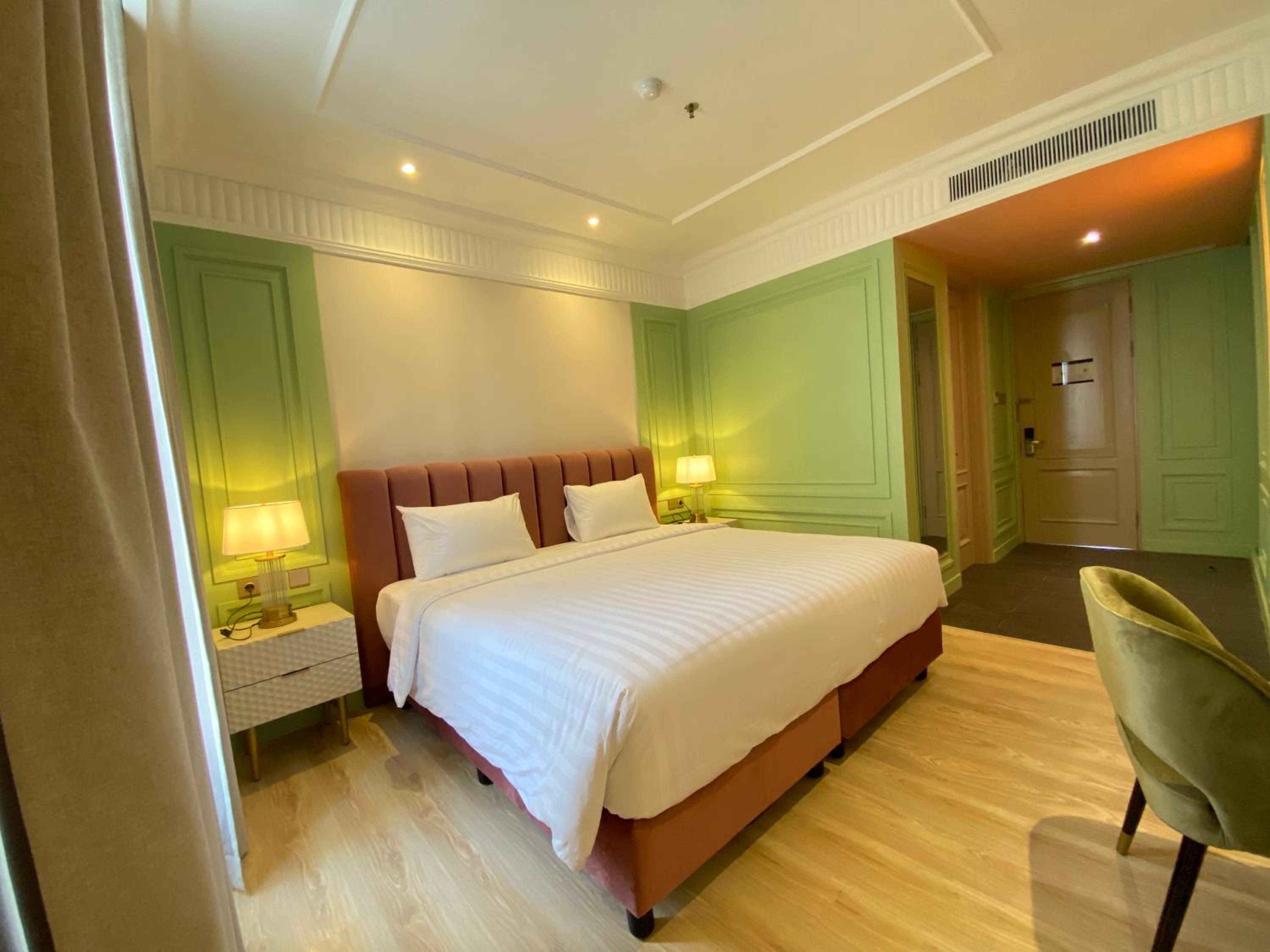 Deluxe King Room - Photo 5