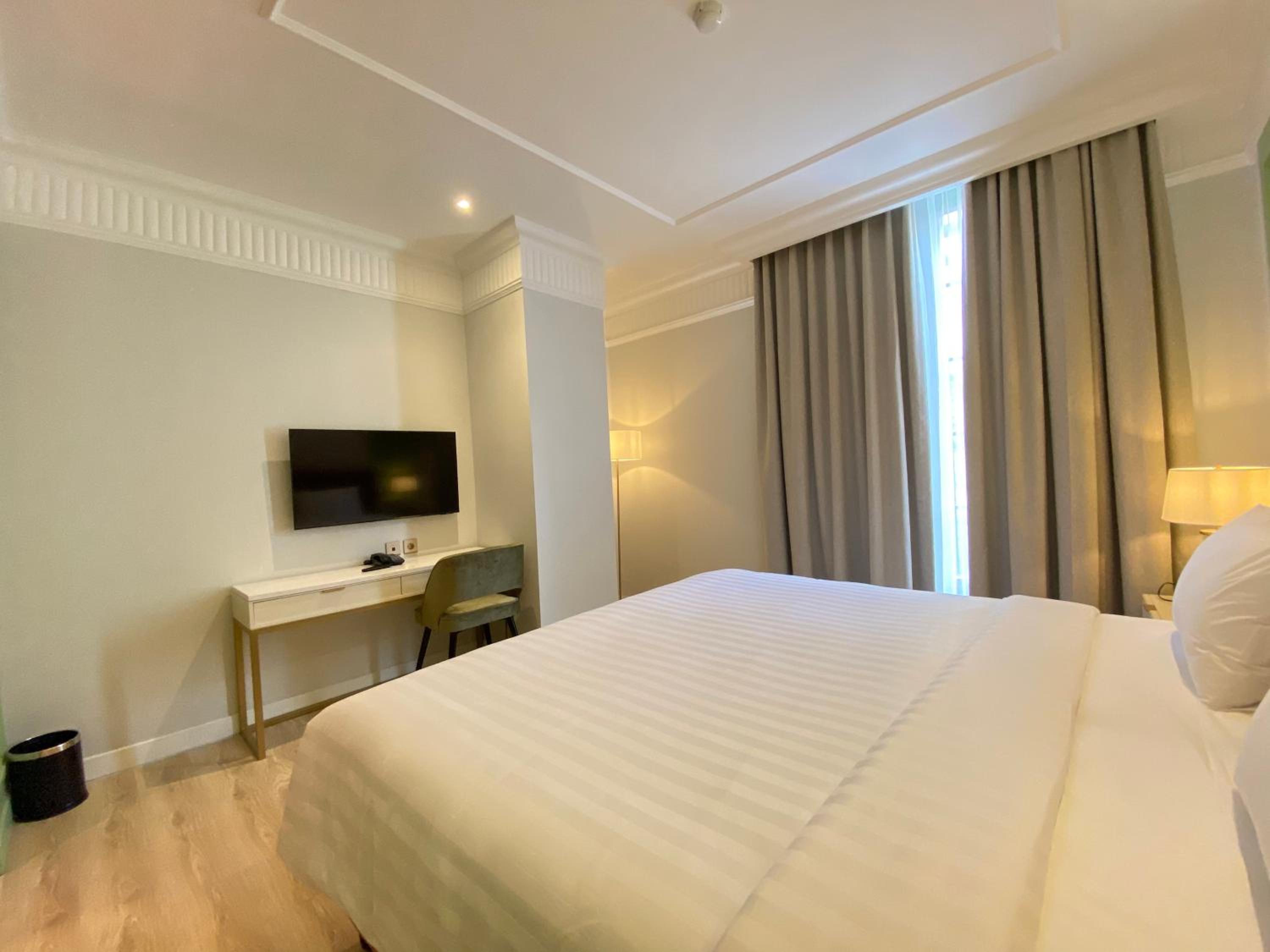 Deluxe King Room - Photo 3