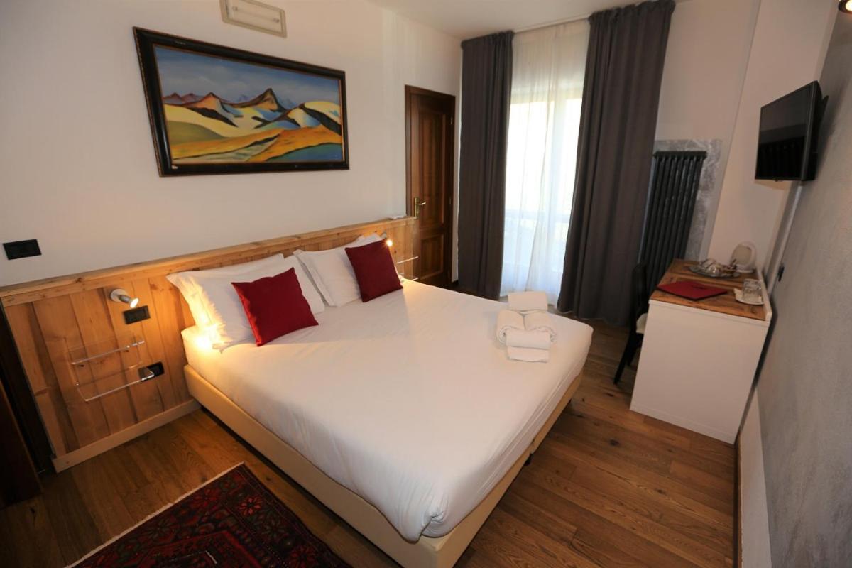 Family Room (2 Adults + 2 Children)