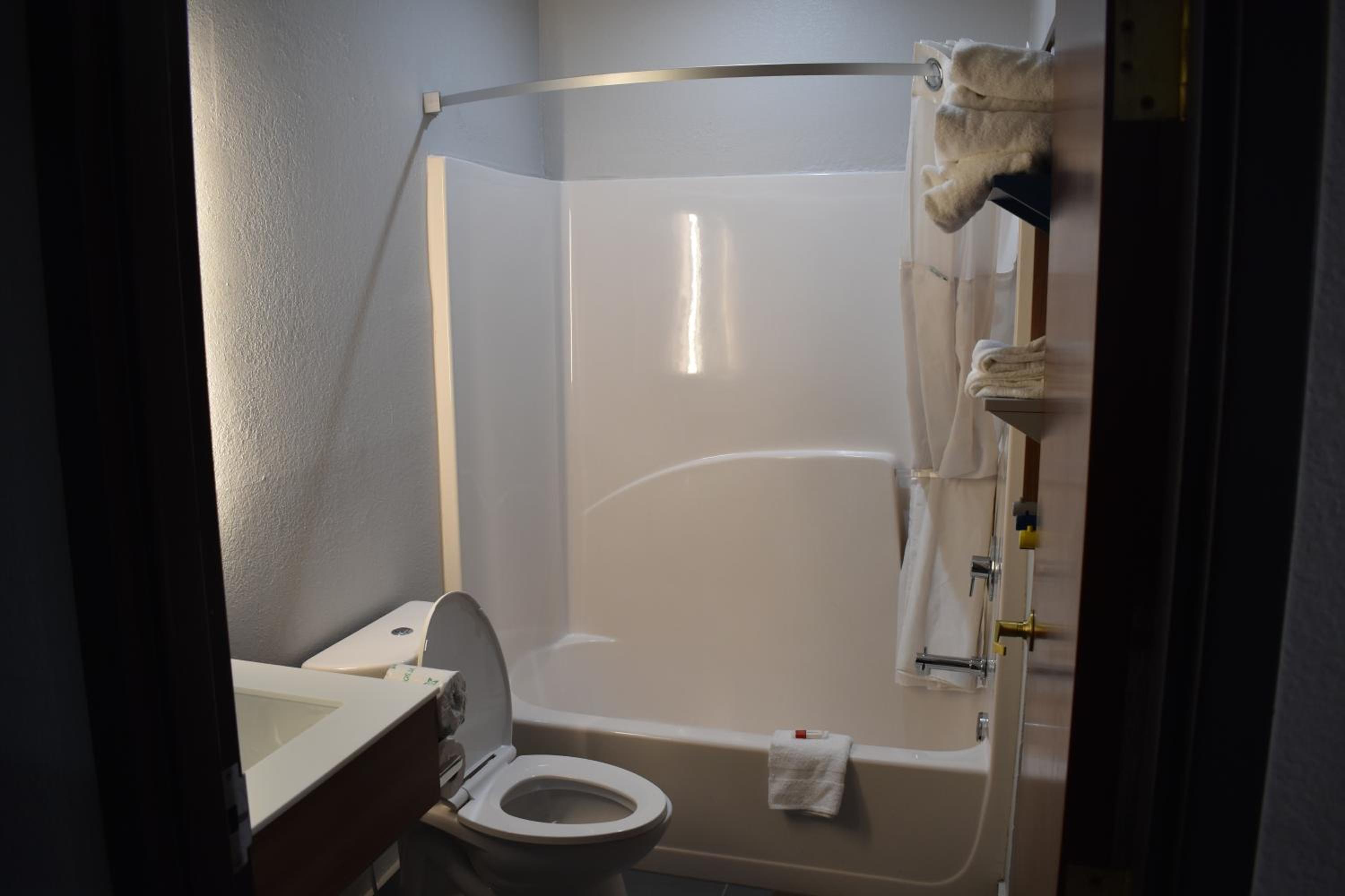 Deluxe Queen Room with Two Queen Beds- Non-Smoking - Photo 4