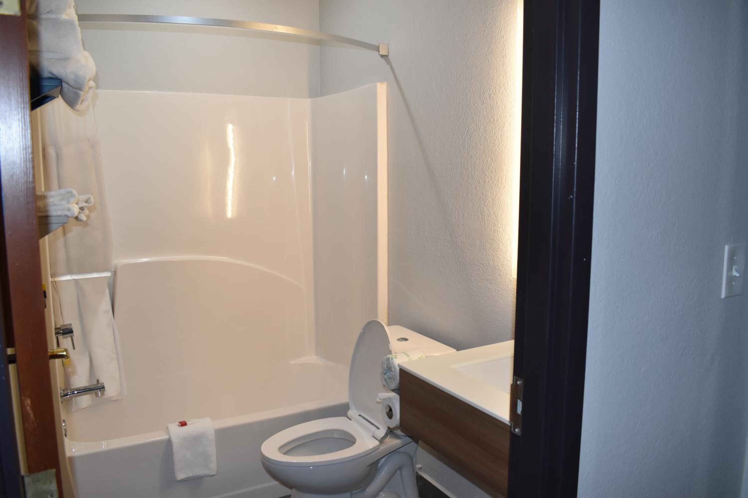 Queen Room - Non-Smoking - Photo 2