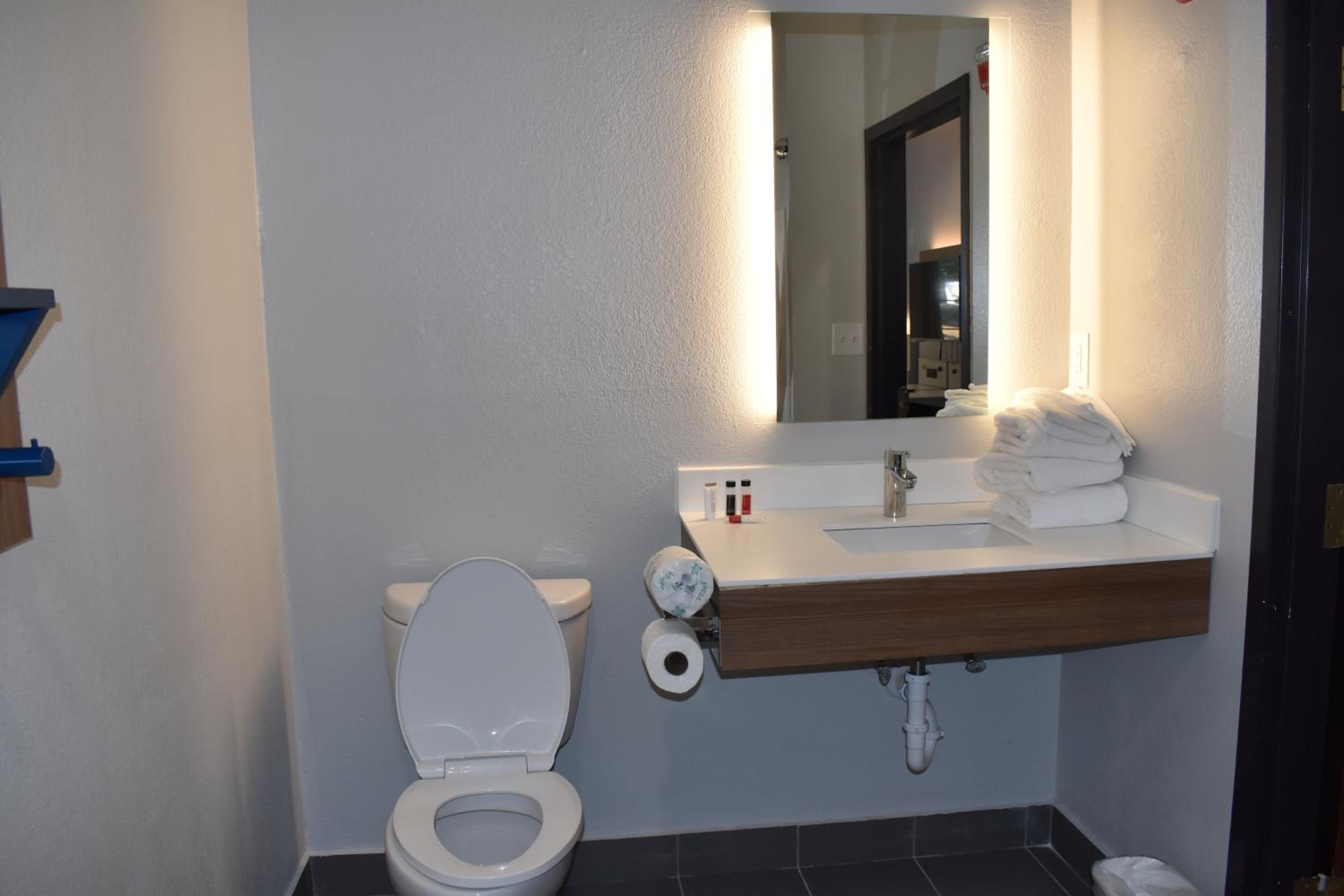 Deluxe Queen Room with Two Queen Beds- Non-Smoking - Photo 11