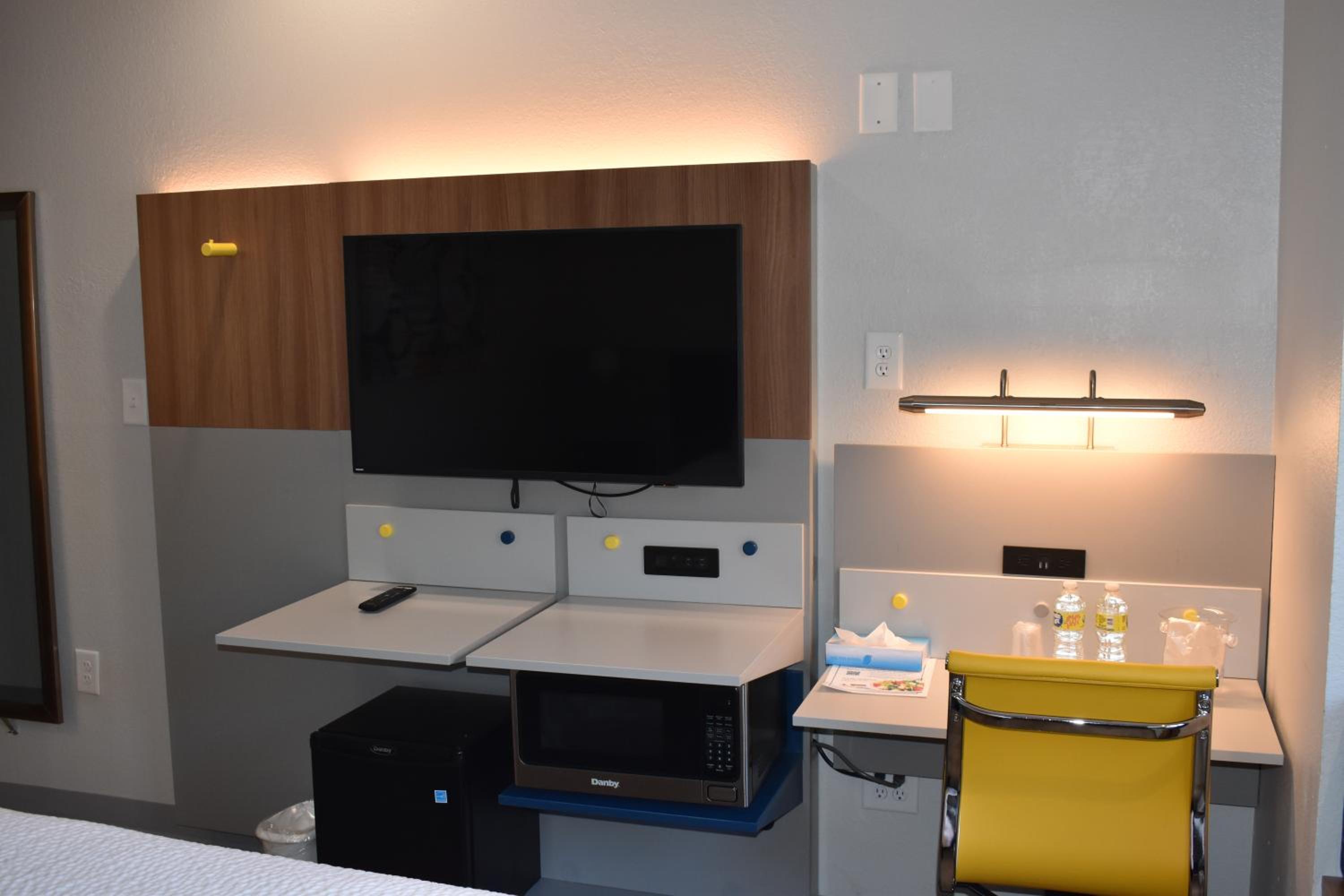 Queen Room with Mobility Access - Non-Smoking - Photo 12