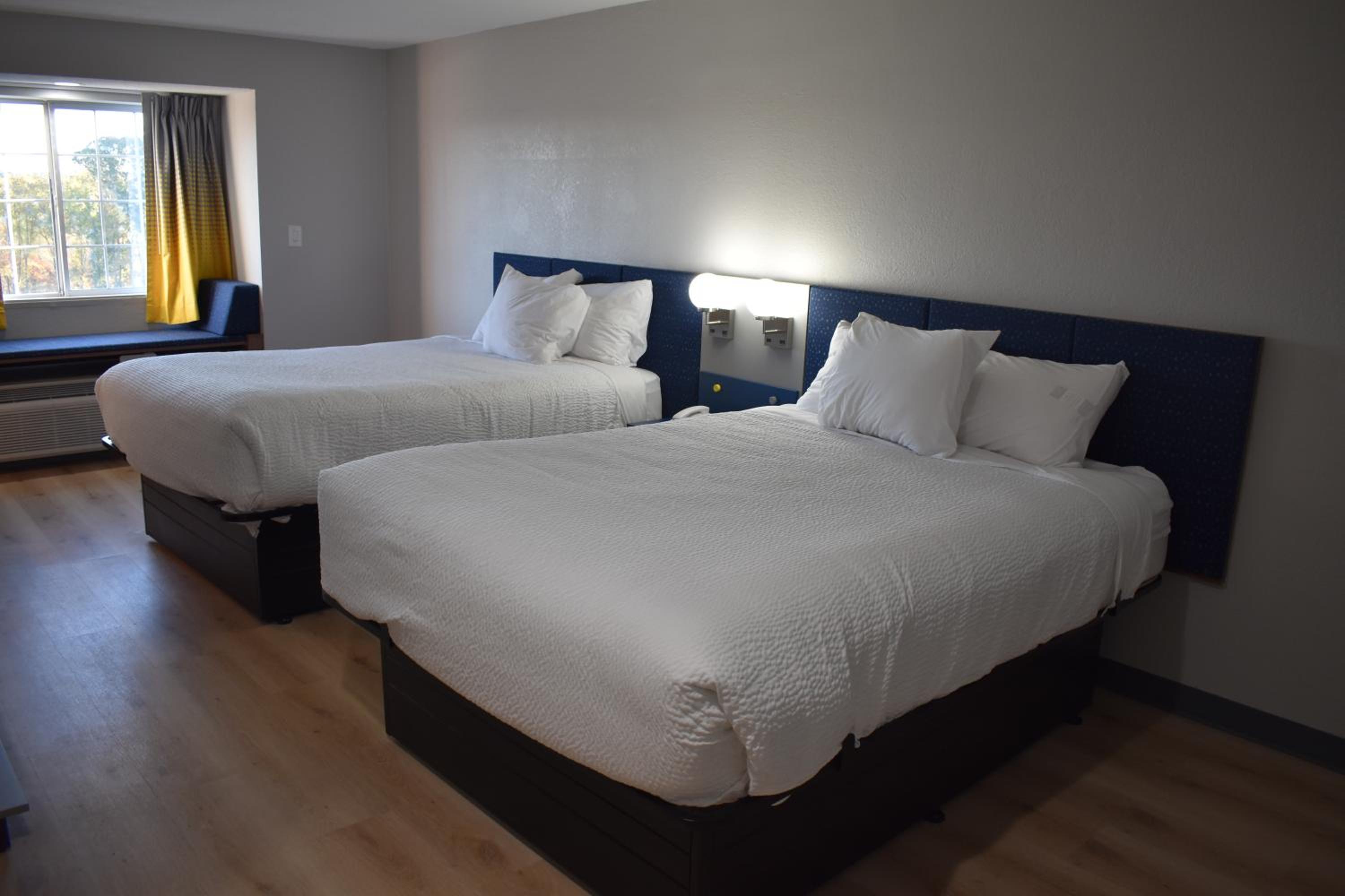 Deluxe Queen Room with Two Queen Beds- Non-Smoking - Photo 6