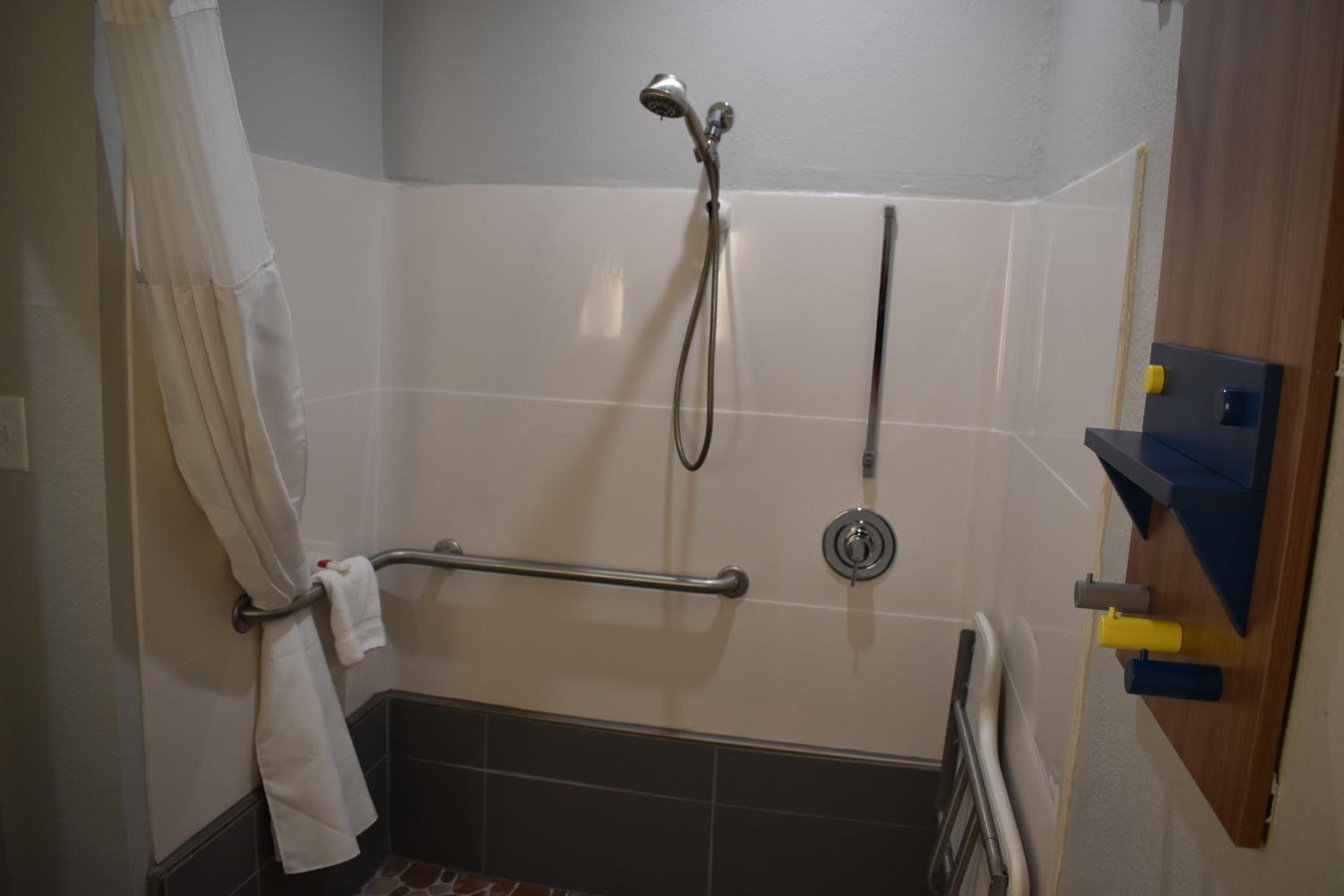 Queen Room with Mobility Access - Non-Smoking - Photo 9