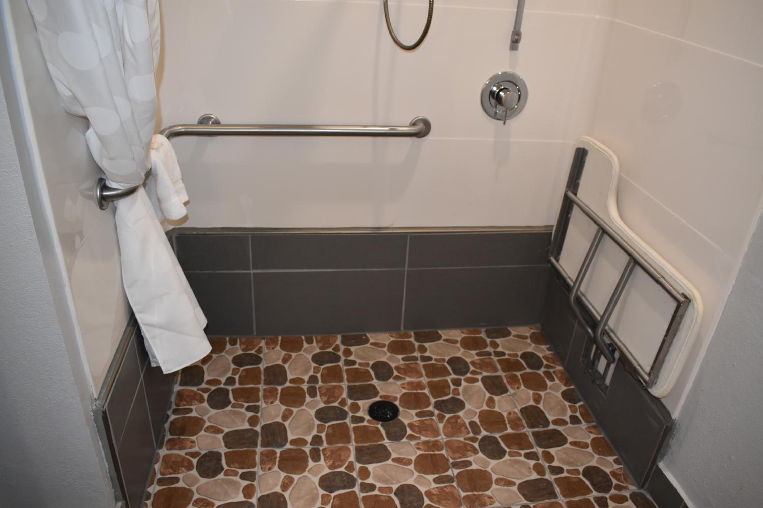 Queen Room with Mobility Access - Non-Smoking - Photo 10