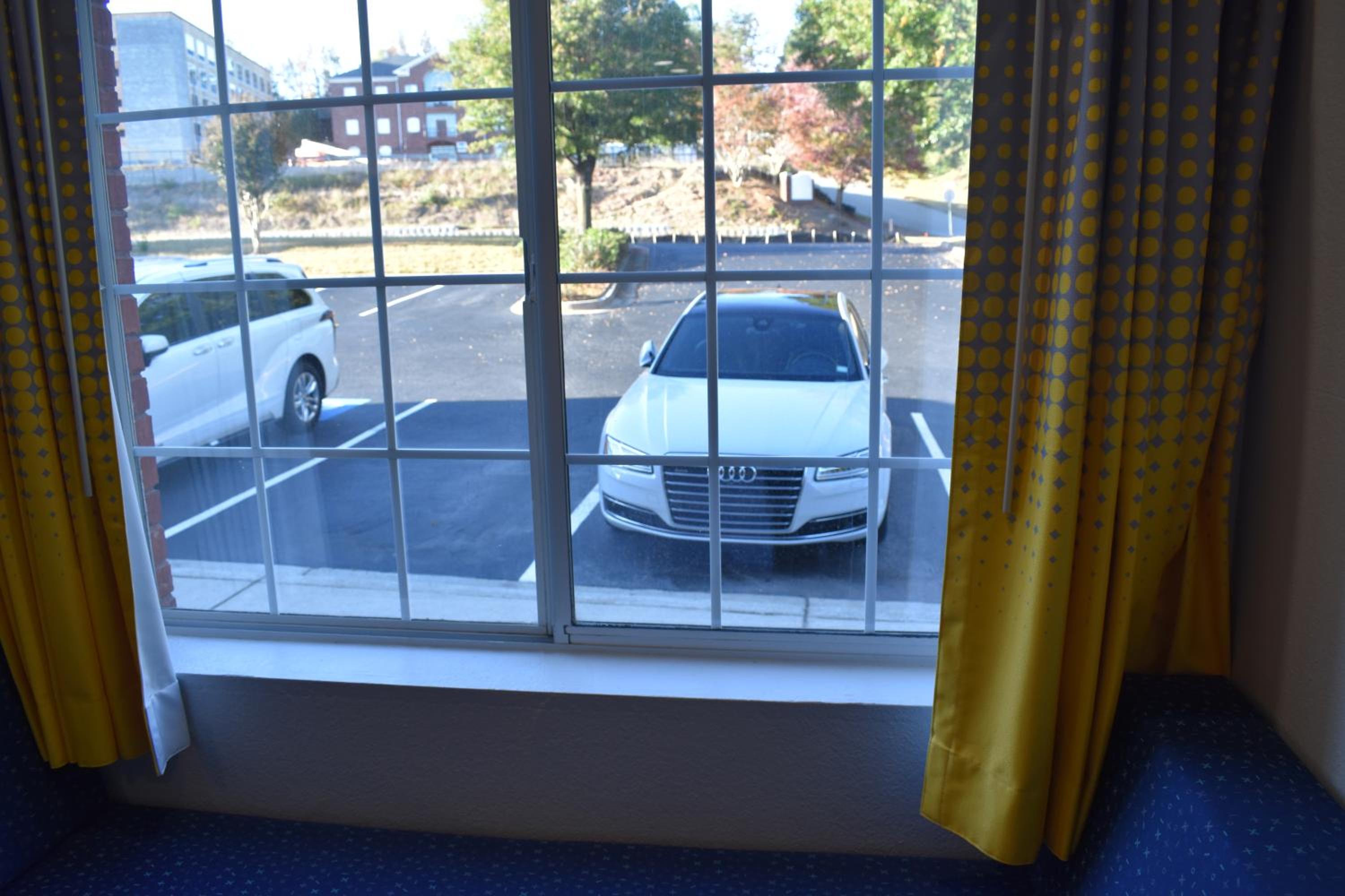 Queen Room with Mobility Access - Non-Smoking - Photo 4