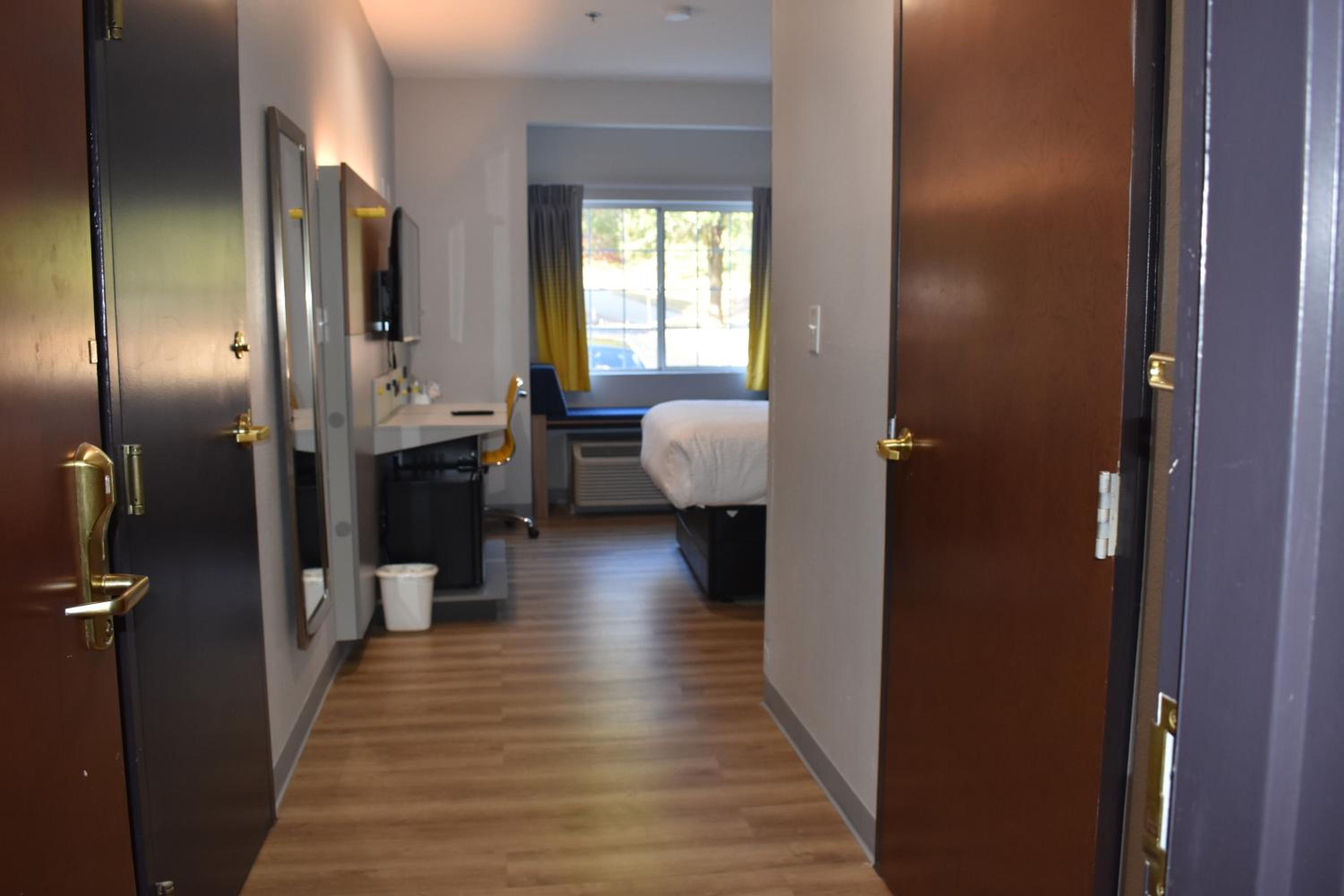 Queen Room with Mobility Access - Non-Smoking - Photo 2