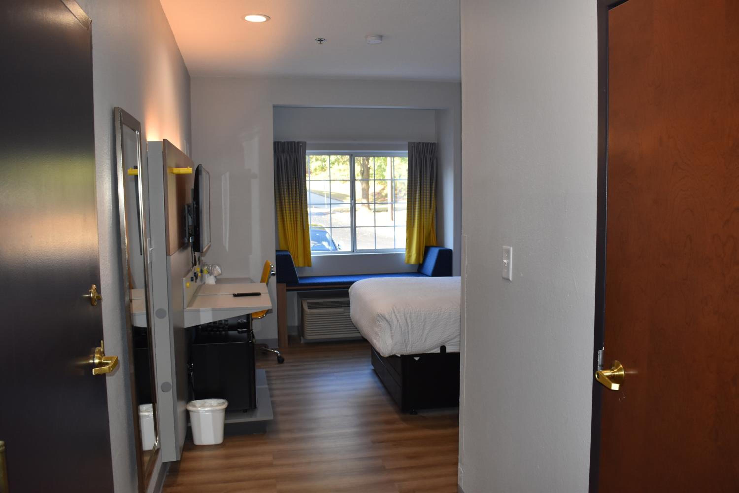 Queen Room with Mobility Access - Non-Smoking - Photo 7